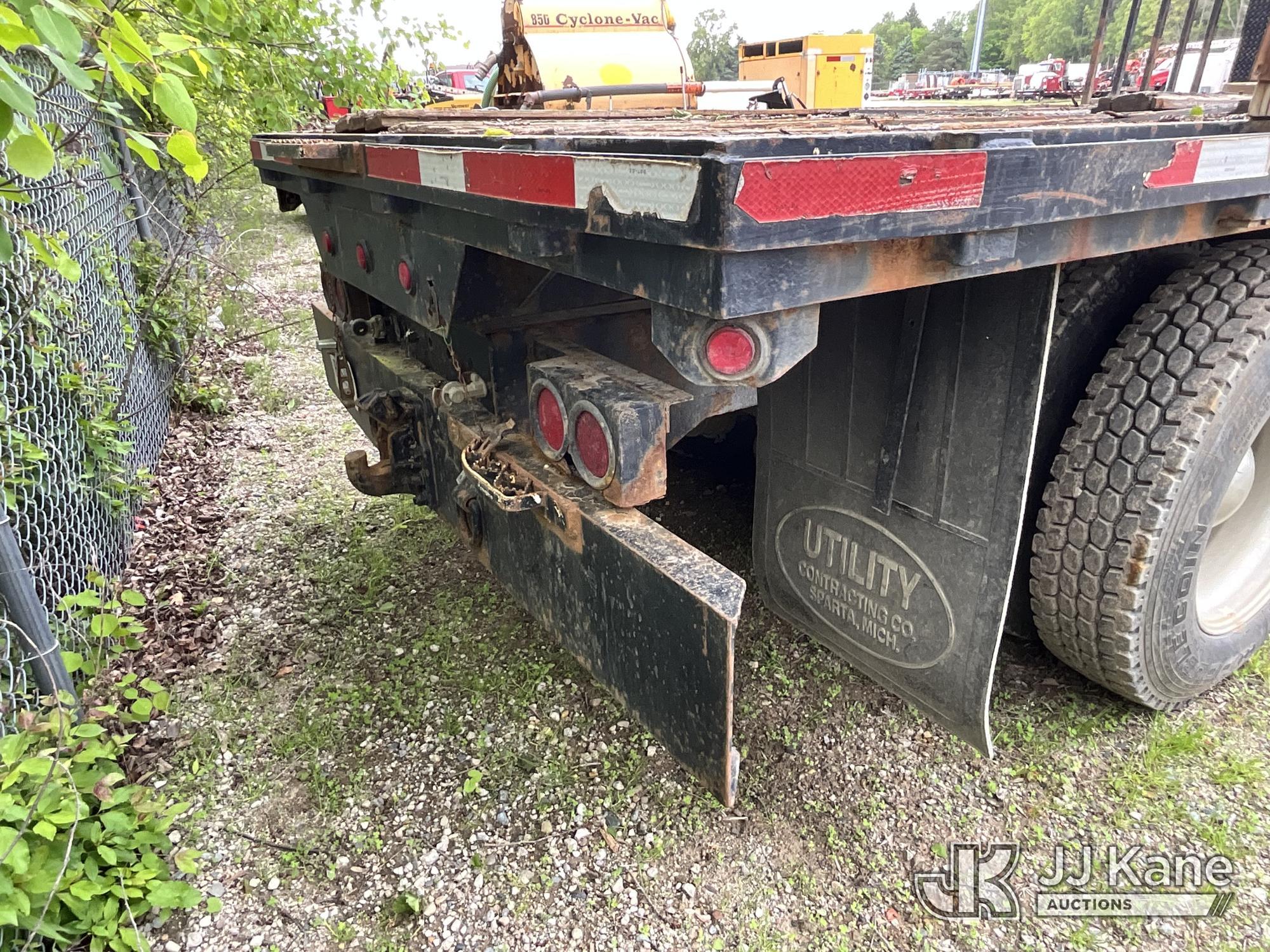 (Sparta, MI) 1996 Kenworth T800 Flatbed Truck Runs & Moves) (Rust, Front Bumper Bent