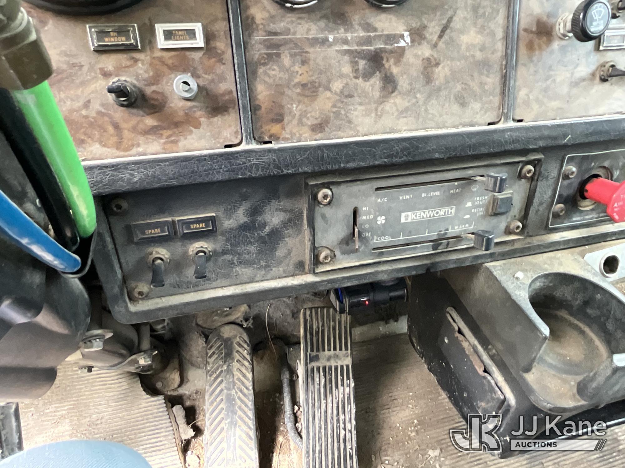 (Sparta, MI) 1996 Kenworth T800 Flatbed Truck Runs & Moves) (Rust, Front Bumper Bent