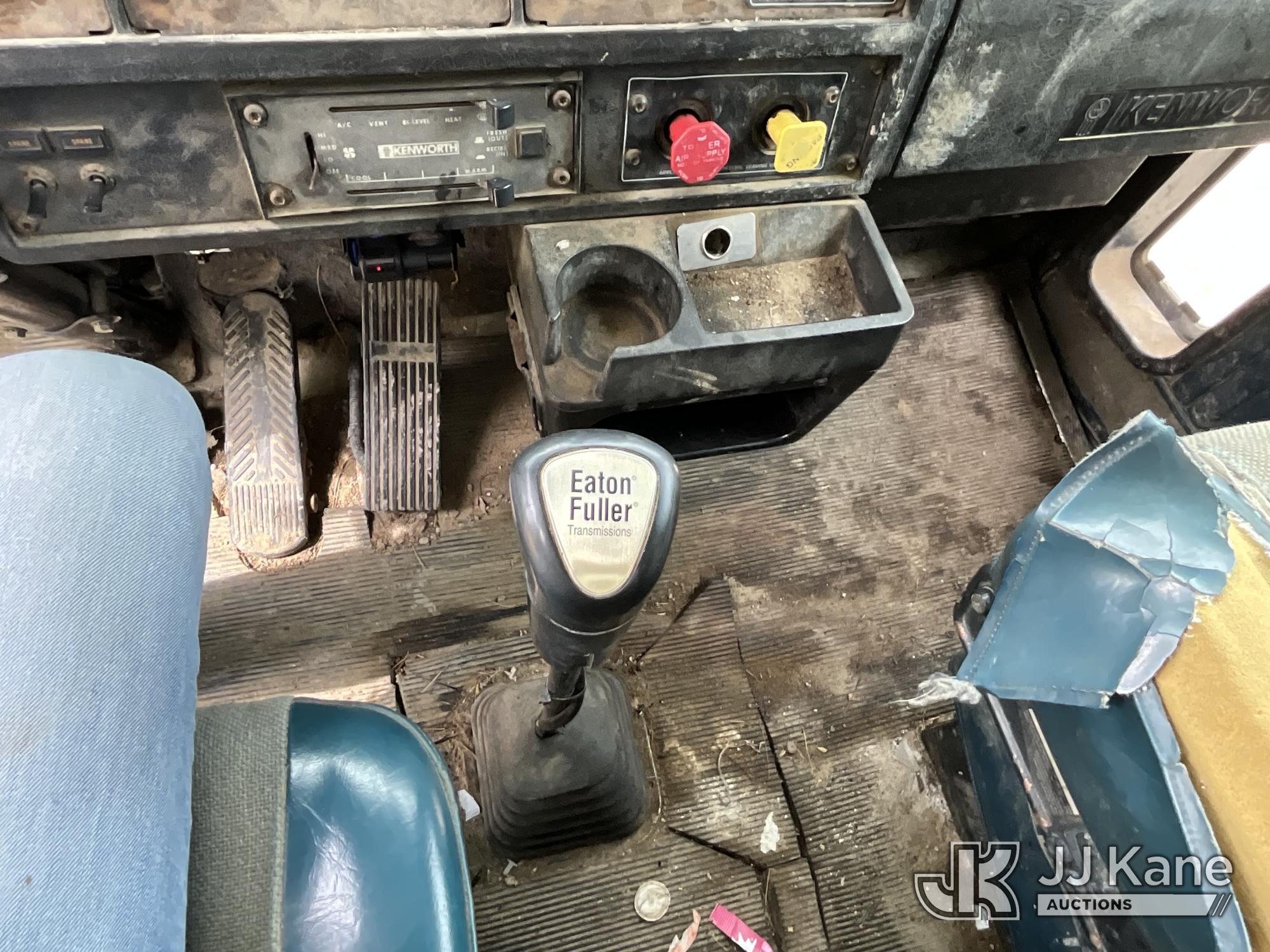 (Sparta, MI) 1996 Kenworth T800 Flatbed Truck Runs & Moves) (Rust, Front Bumper Bent