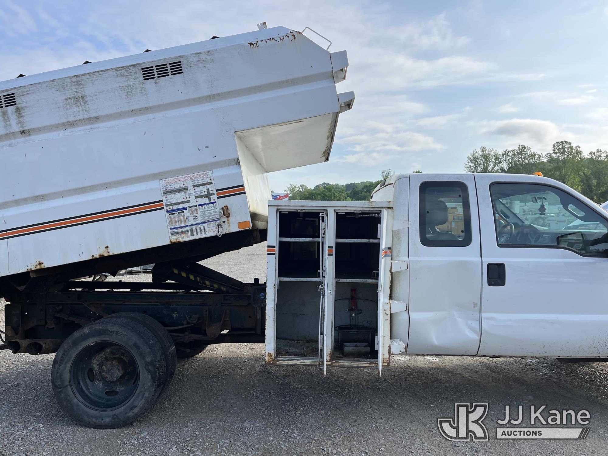 (Smock, PA) 2015 Ford F550 4x4 Chipper Dump Truck Runs, Moves & Operates, Check Engine Light On, Jum