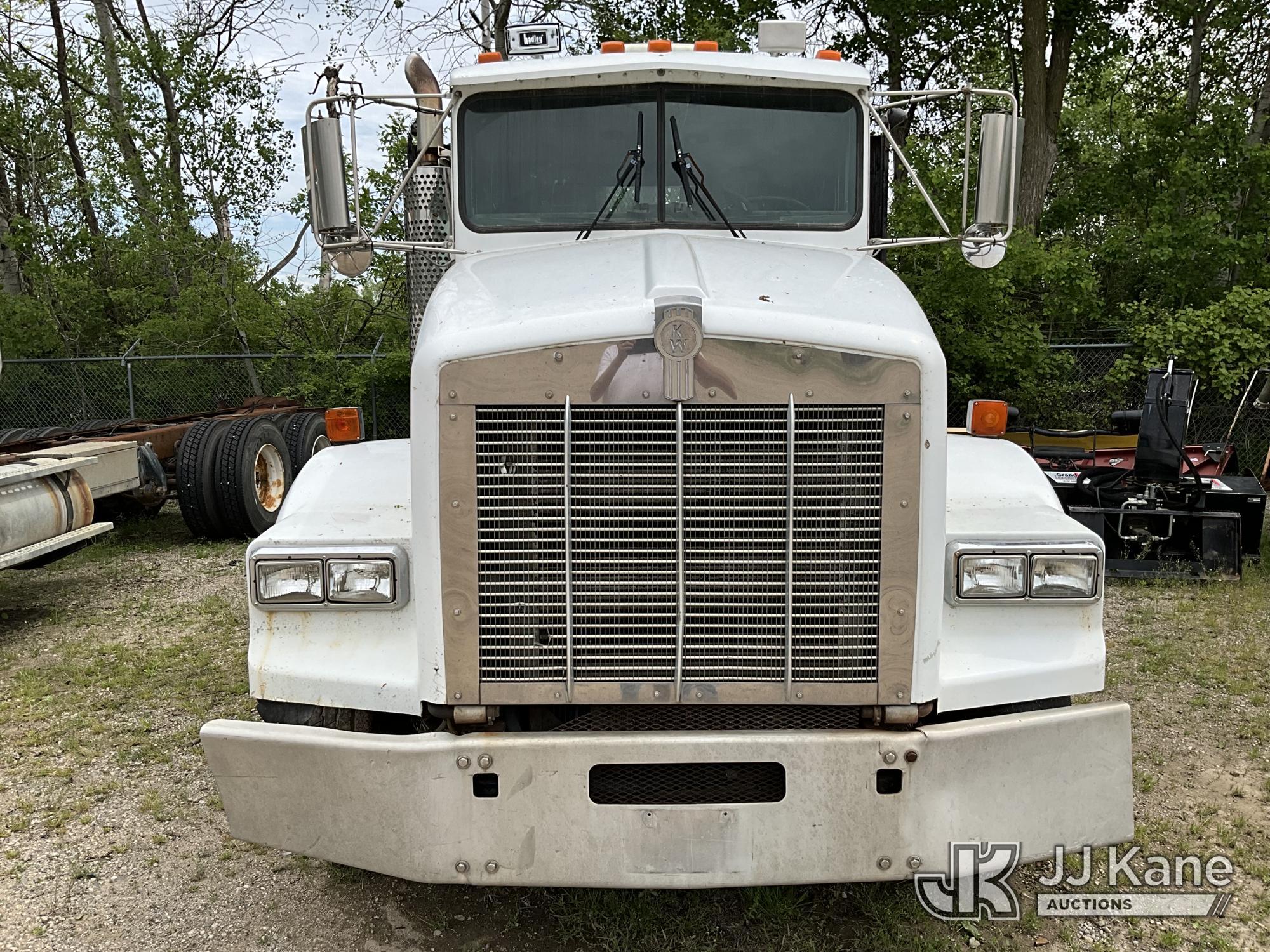 (Sparta, MI) 1996 Kenworth T800 Flatbed Truck Runs & Moves) (Rust, Front Bumper Bent