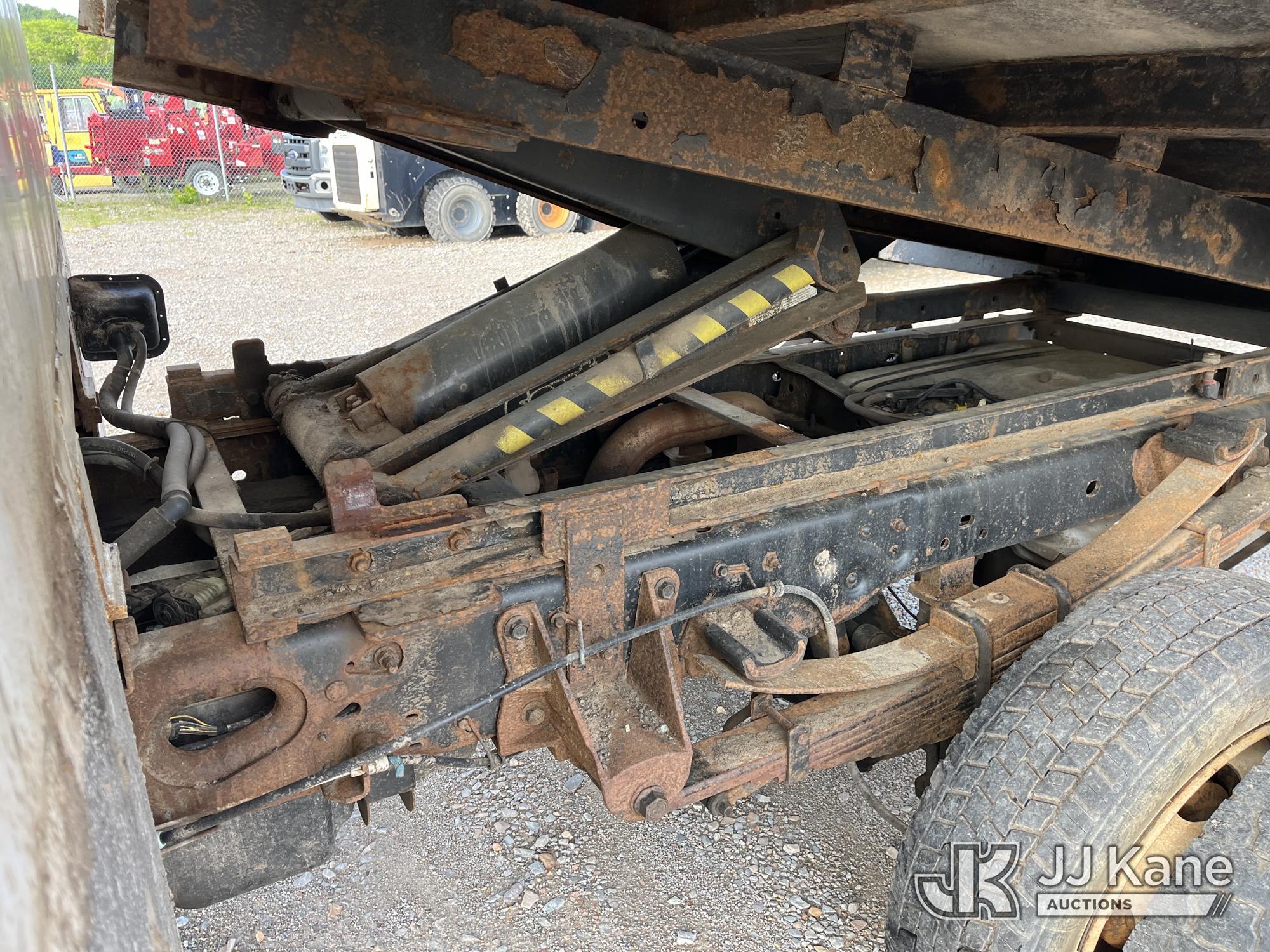 (Smock, PA) 2015 Ford F550 4x4 Chipper Dump Truck Runs, Moves & Operates, Check Engine Light On, Jum