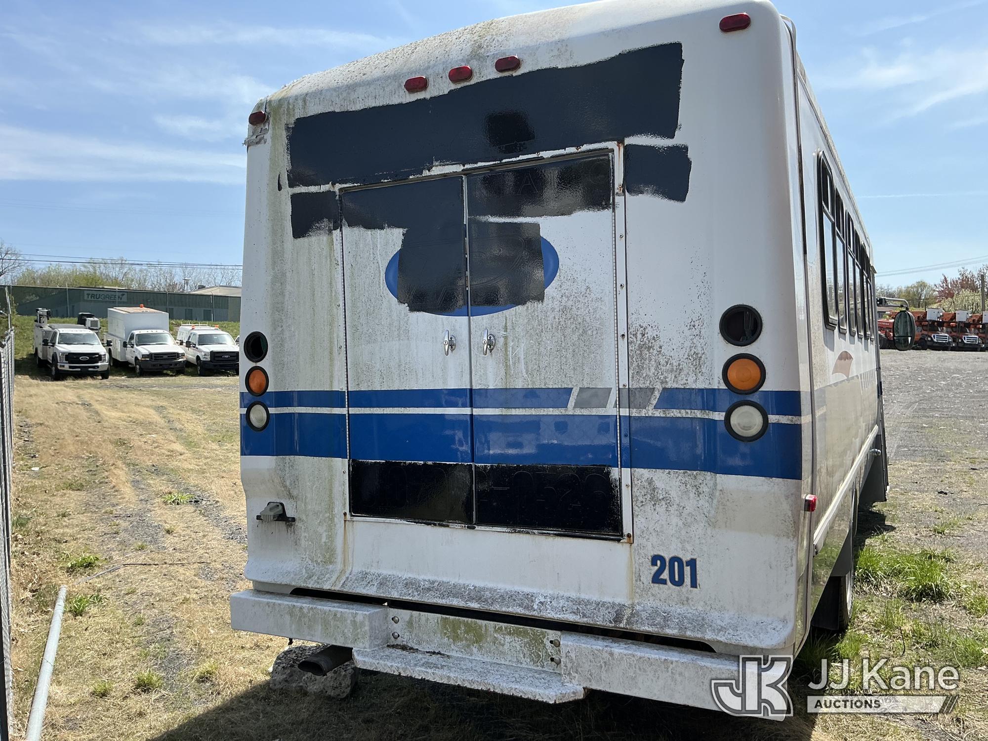 (Plains, PA) 2004 International 3200 Cutaway Passenger Bus Not Running, Must Tow, Animal Waste Smell