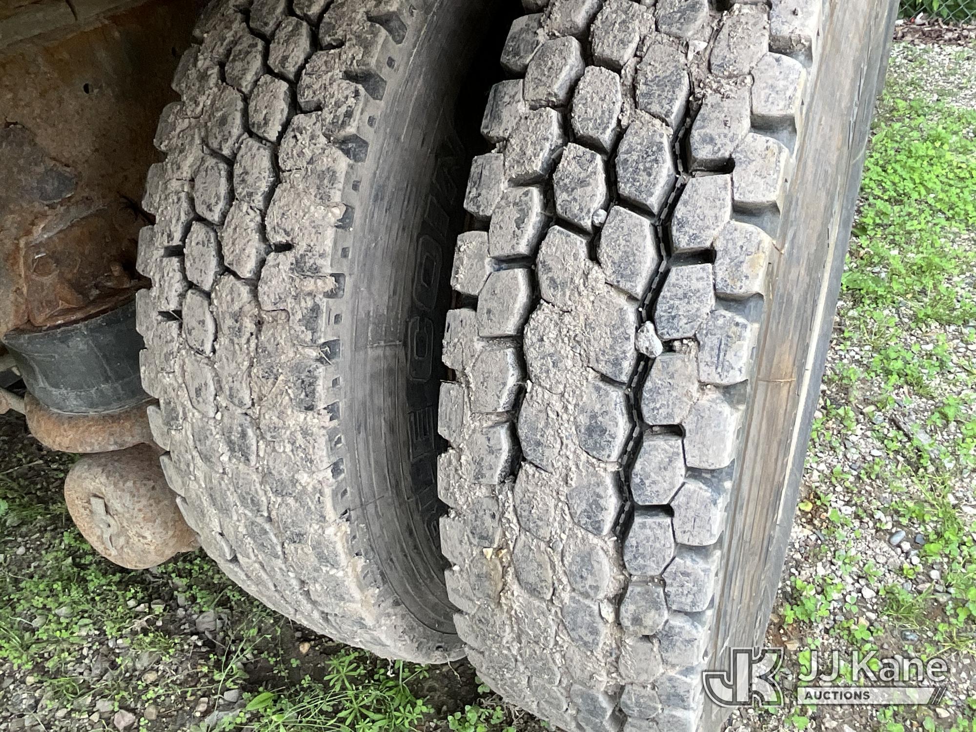 (Sparta, MI) 1996 Kenworth T800 Flatbed Truck Runs & Moves) (Rust, Front Bumper Bent