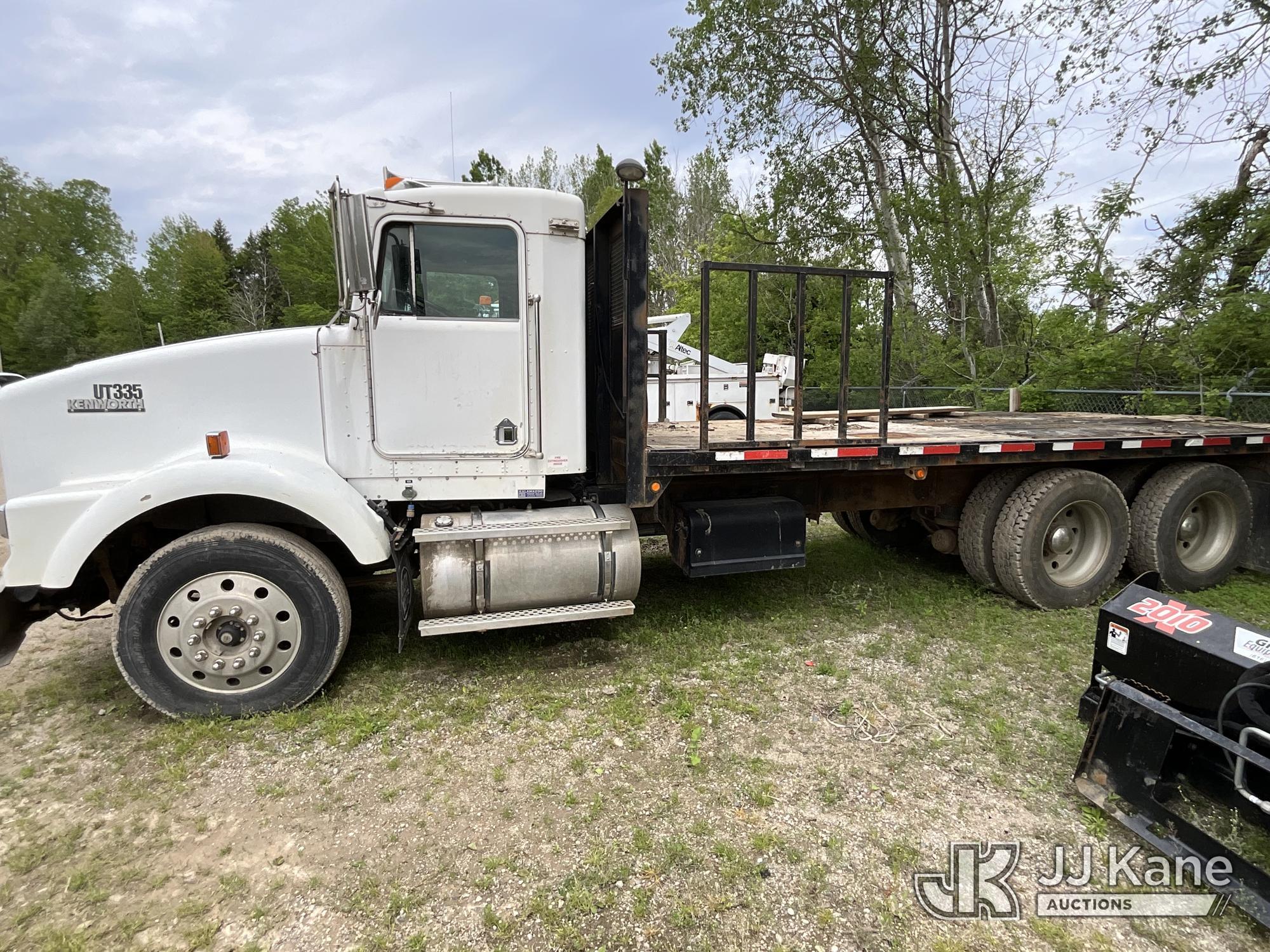 (Sparta, MI) 1996 Kenworth T800 Flatbed Truck Runs & Moves) (Rust, Front Bumper Bent