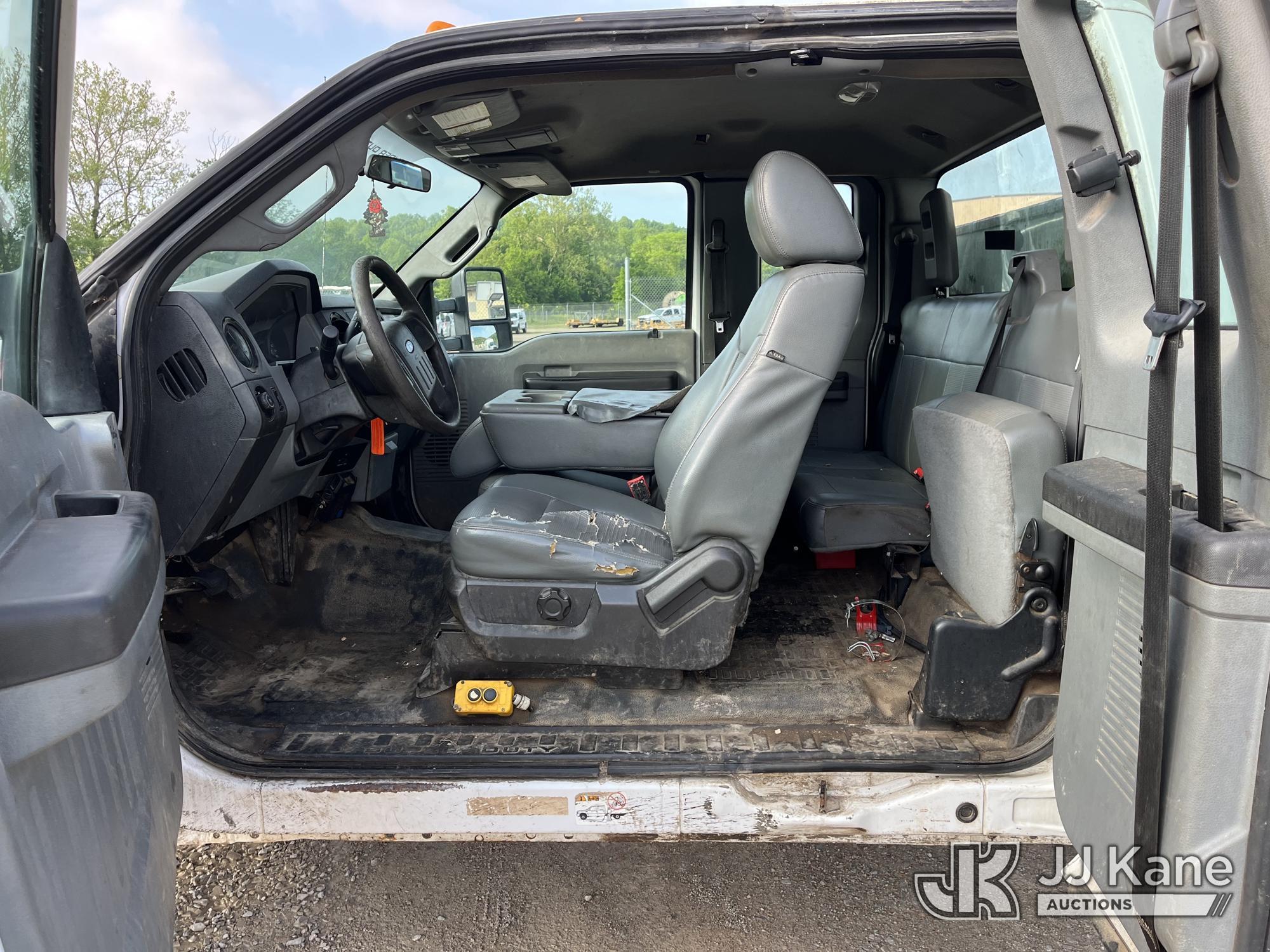 (Smock, PA) 2015 Ford F550 4x4 Chipper Dump Truck Runs, Moves & Operates, Check Engine Light On, Jum