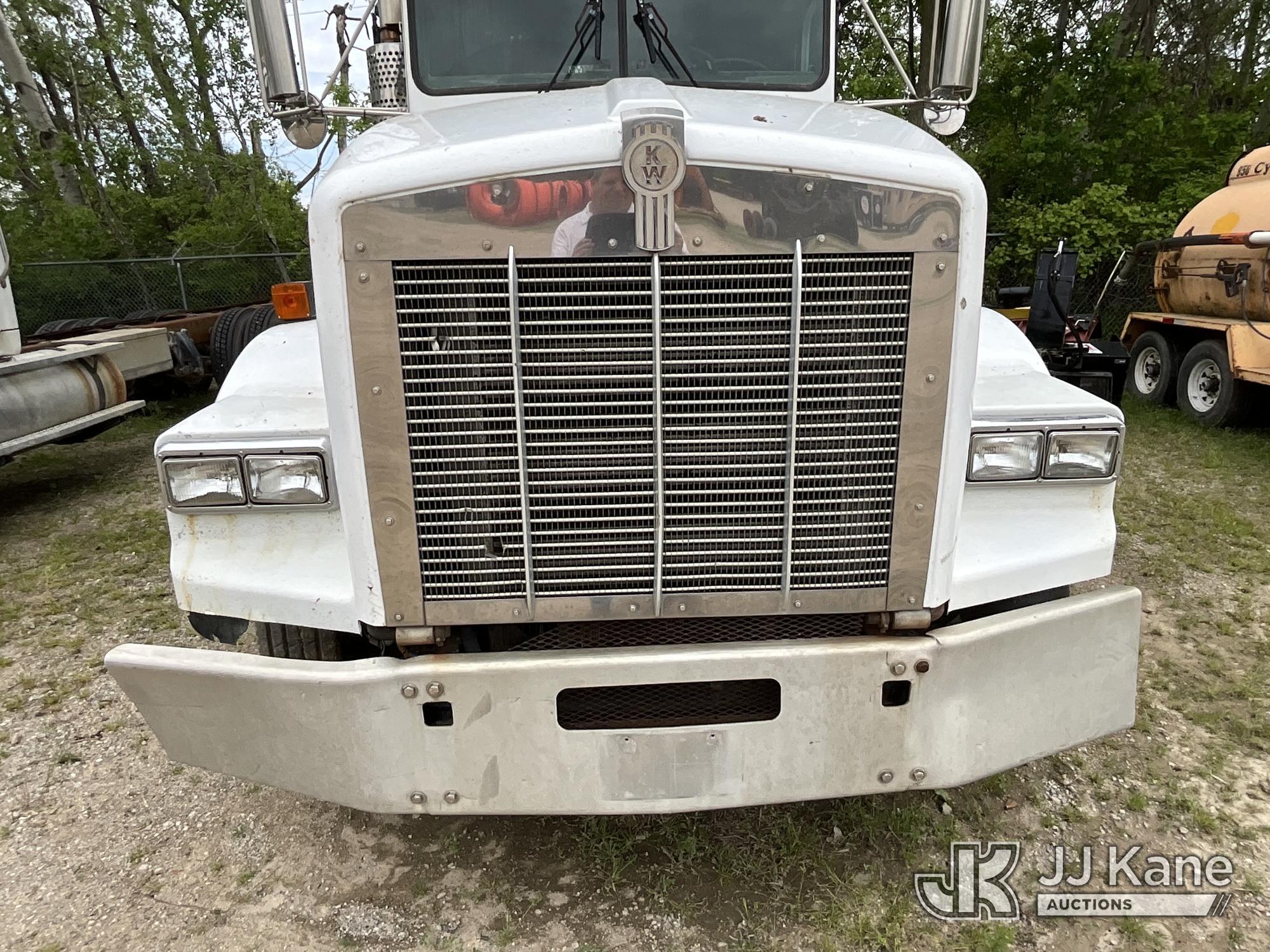 (Sparta, MI) 1996 Kenworth T800 Flatbed Truck Runs & Moves) (Rust, Front Bumper Bent