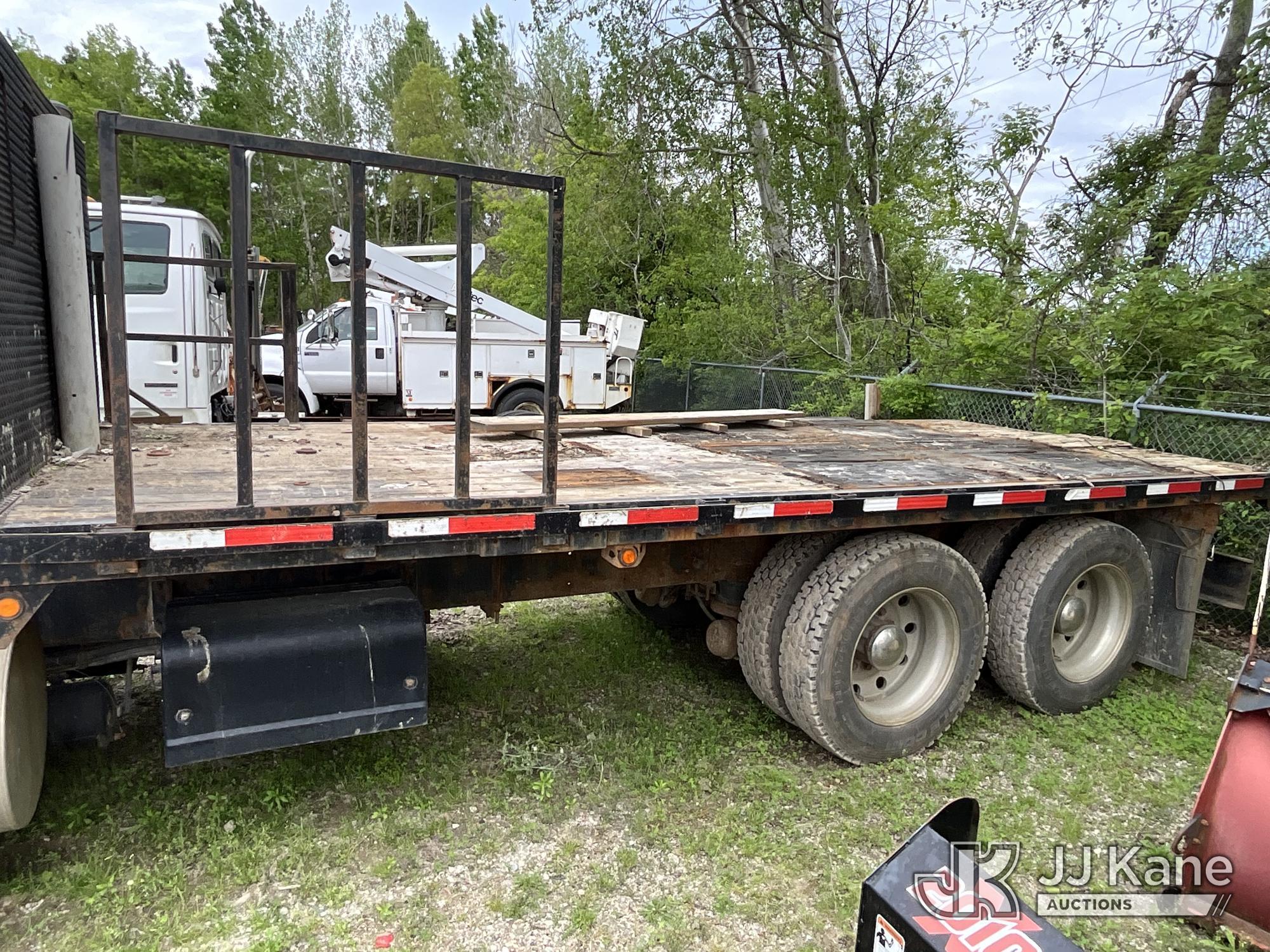 (Sparta, MI) 1996 Kenworth T800 Flatbed Truck Runs & Moves) (Rust, Front Bumper Bent