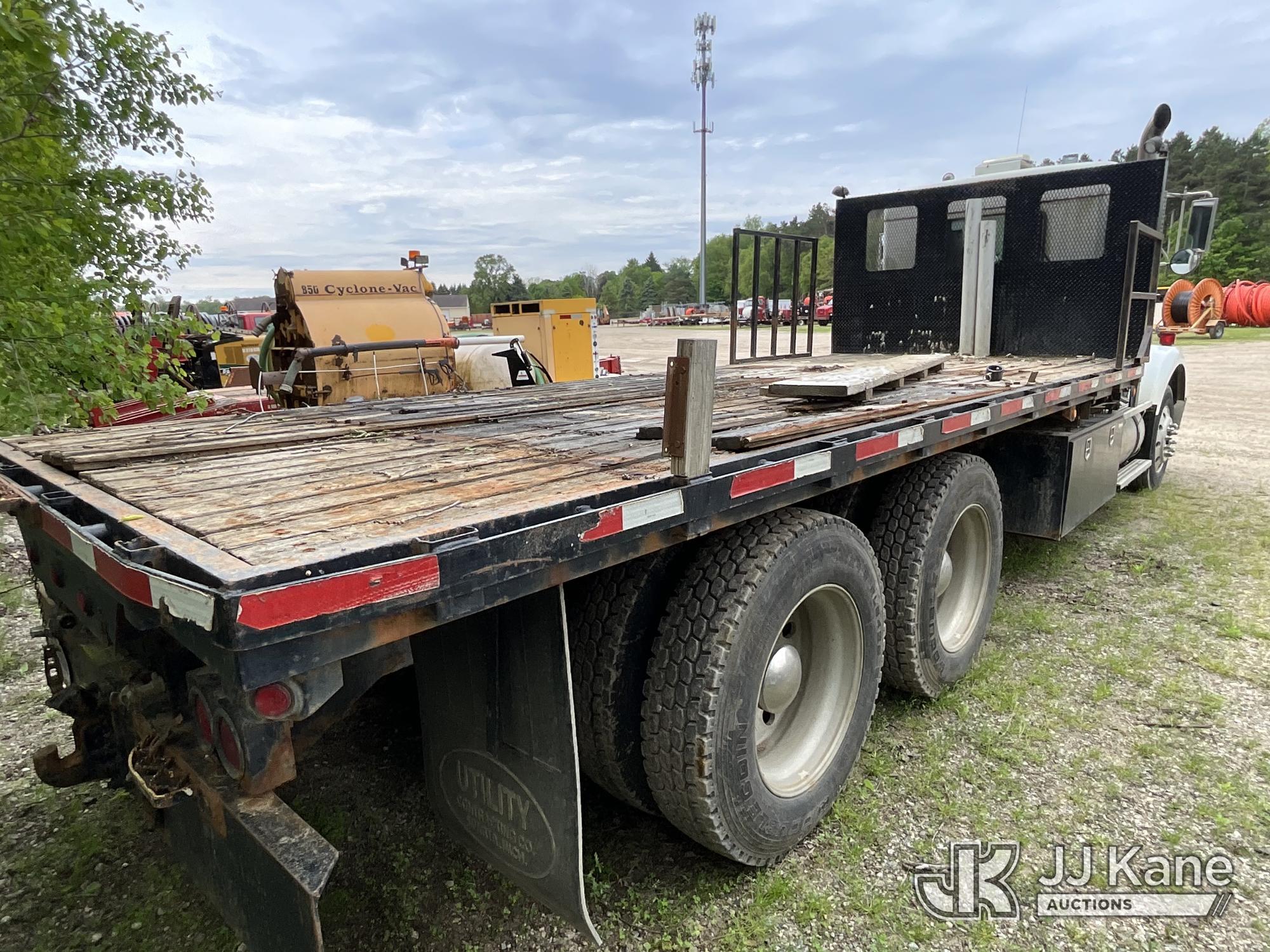 (Sparta, MI) 1996 Kenworth T800 Flatbed Truck Runs & Moves) (Rust, Front Bumper Bent