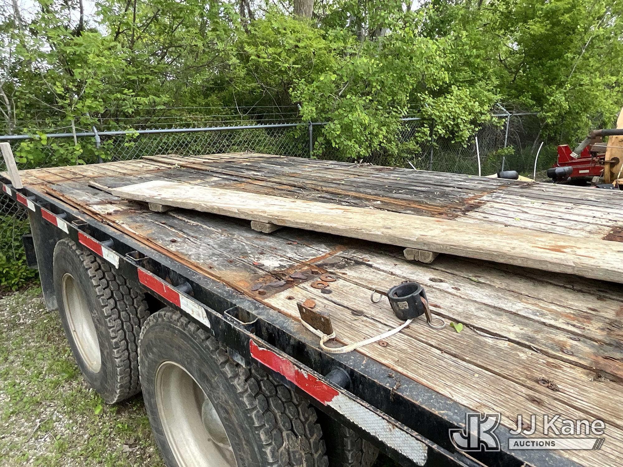 (Sparta, MI) 1996 Kenworth T800 Flatbed Truck Runs & Moves) (Rust, Front Bumper Bent
