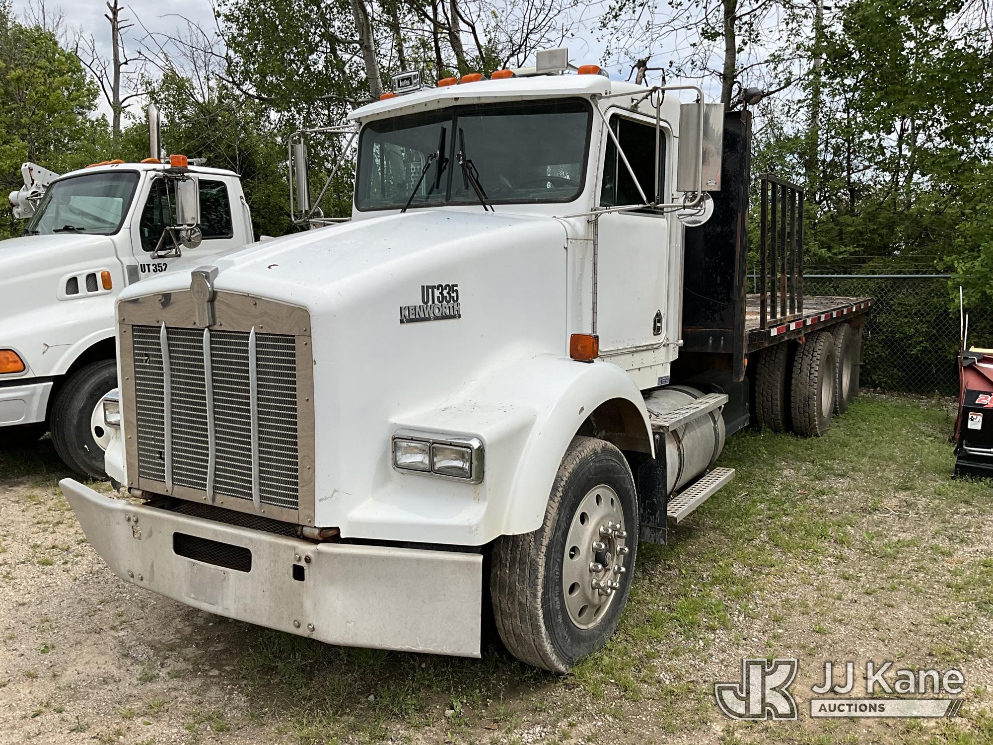 (Sparta, MI) 1996 Kenworth T800 Flatbed Truck Runs & Moves) (Rust, Front Bumper Bent