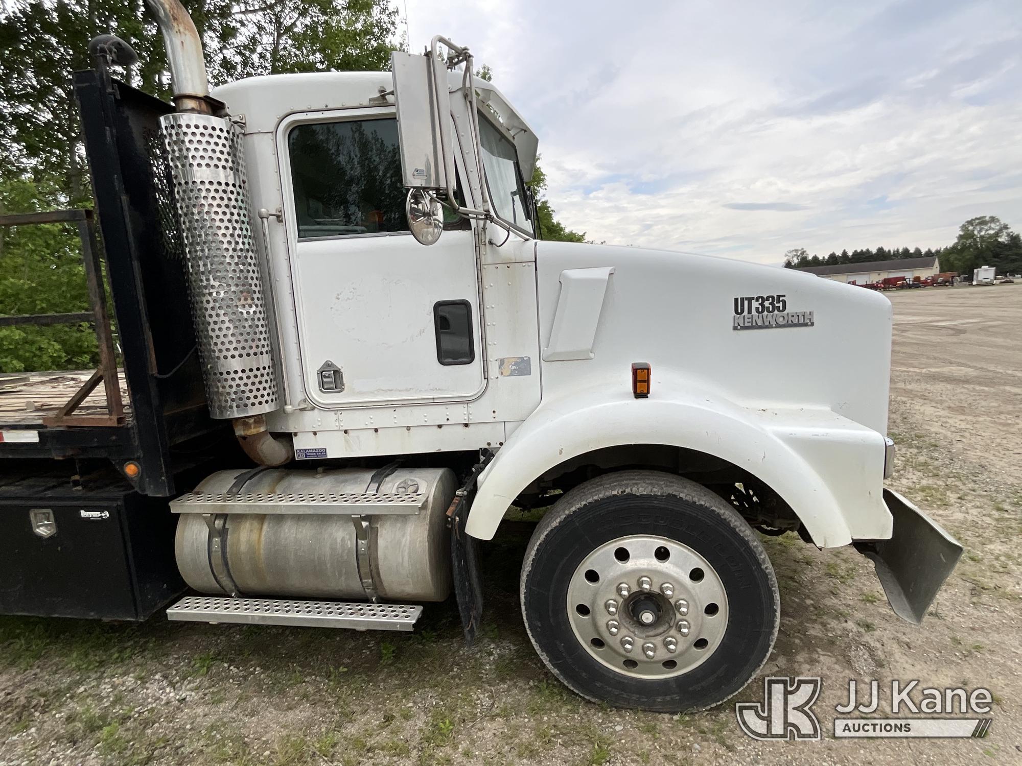 (Sparta, MI) 1996 Kenworth T800 Flatbed Truck Runs & Moves) (Rust, Front Bumper Bent