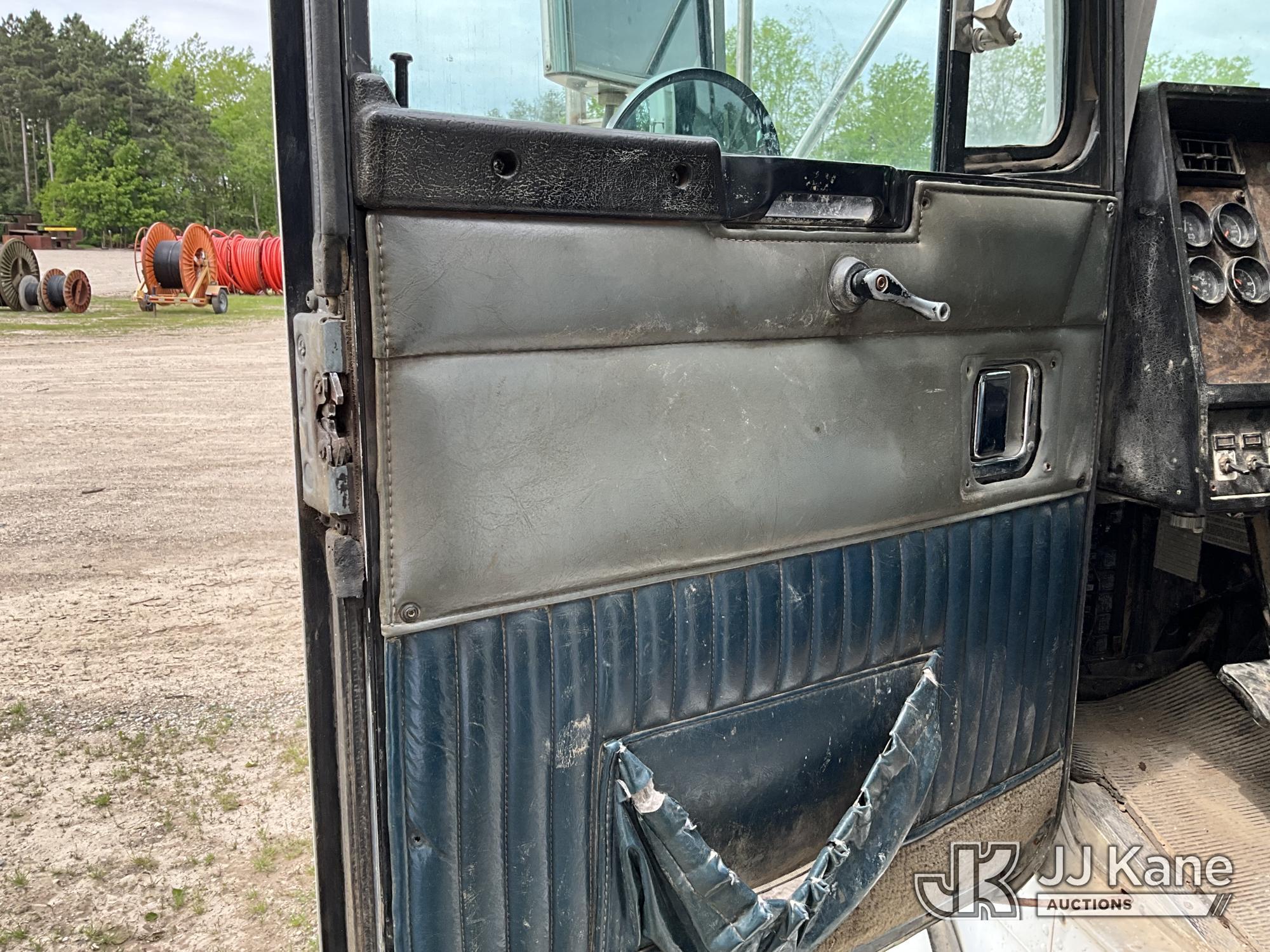 (Sparta, MI) 1996 Kenworth T800 Flatbed Truck Runs & Moves) (Rust, Front Bumper Bent