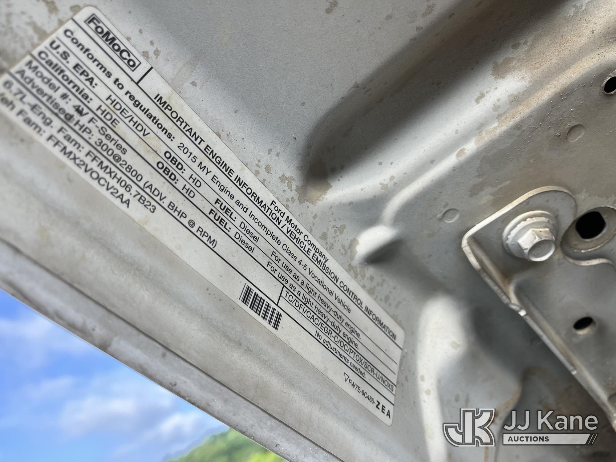 (Smock, PA) 2015 Ford F550 4x4 Chipper Dump Truck Runs, Moves & Operates, Check Engine Light On, Jum