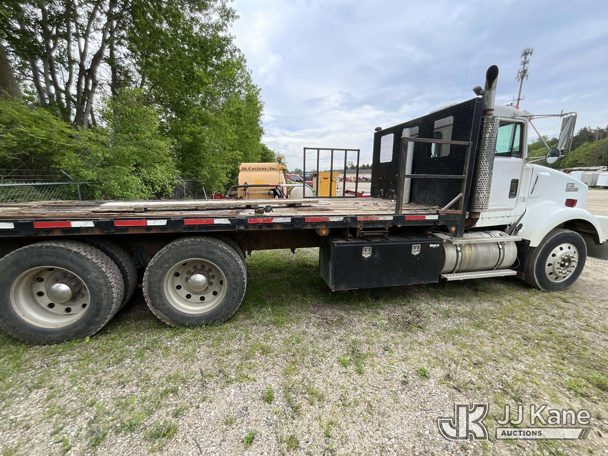(Sparta, MI) 1996 Kenworth T800 Flatbed Truck Runs & Moves) (Rust, Front Bumper Bent