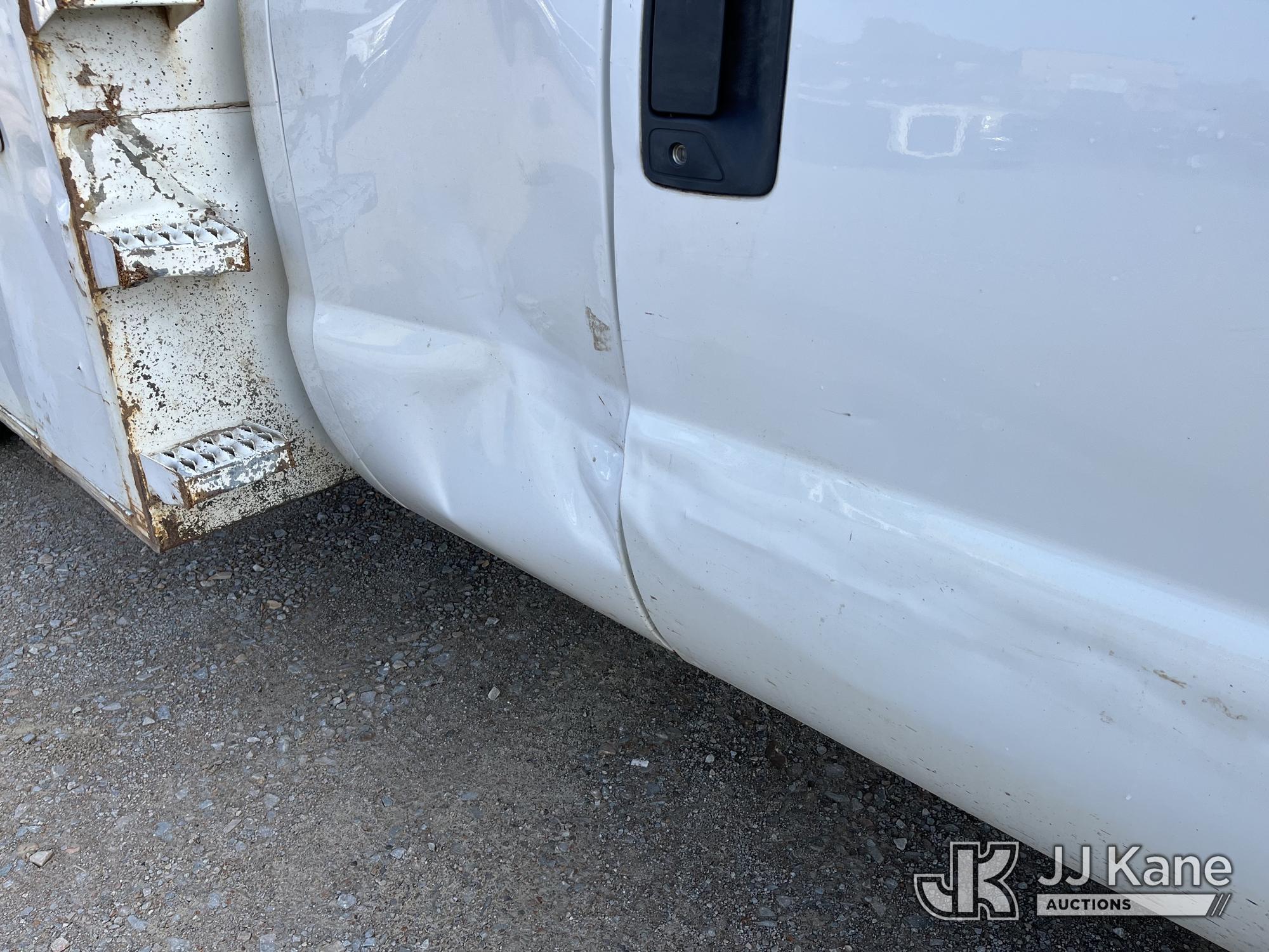 (Smock, PA) 2015 Ford F550 4x4 Chipper Dump Truck Runs, Moves & Operates, Check Engine Light On, Jum