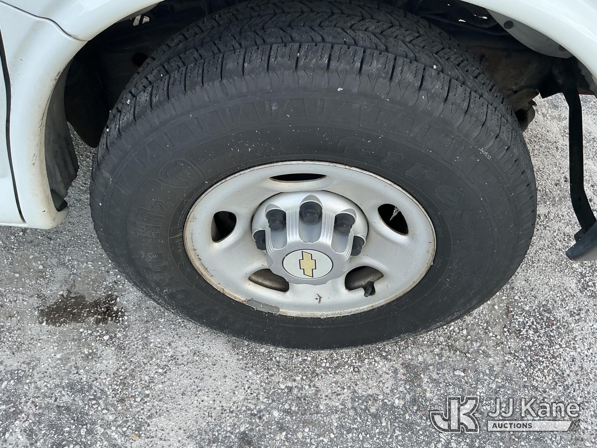 (Tampa, FL) 2011 Chevrolet Express G2500 Cargo Van Runs & Moves) (Jump To Start, Body/Paint Damage)