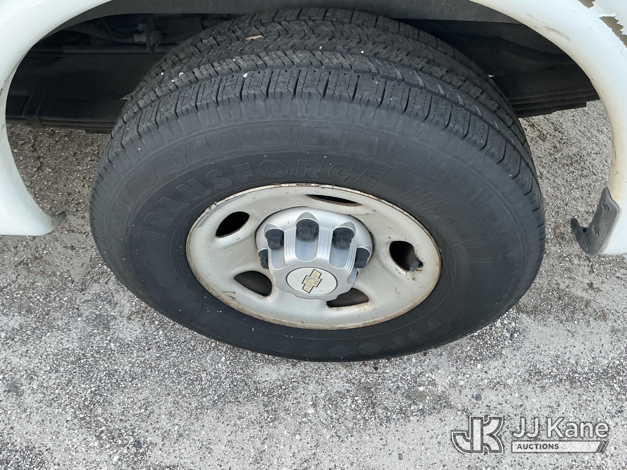 (Tampa, FL) 2011 Chevrolet Express G2500 Cargo Van Runs & Moves) (Jump To Start, Body/Paint Damage)