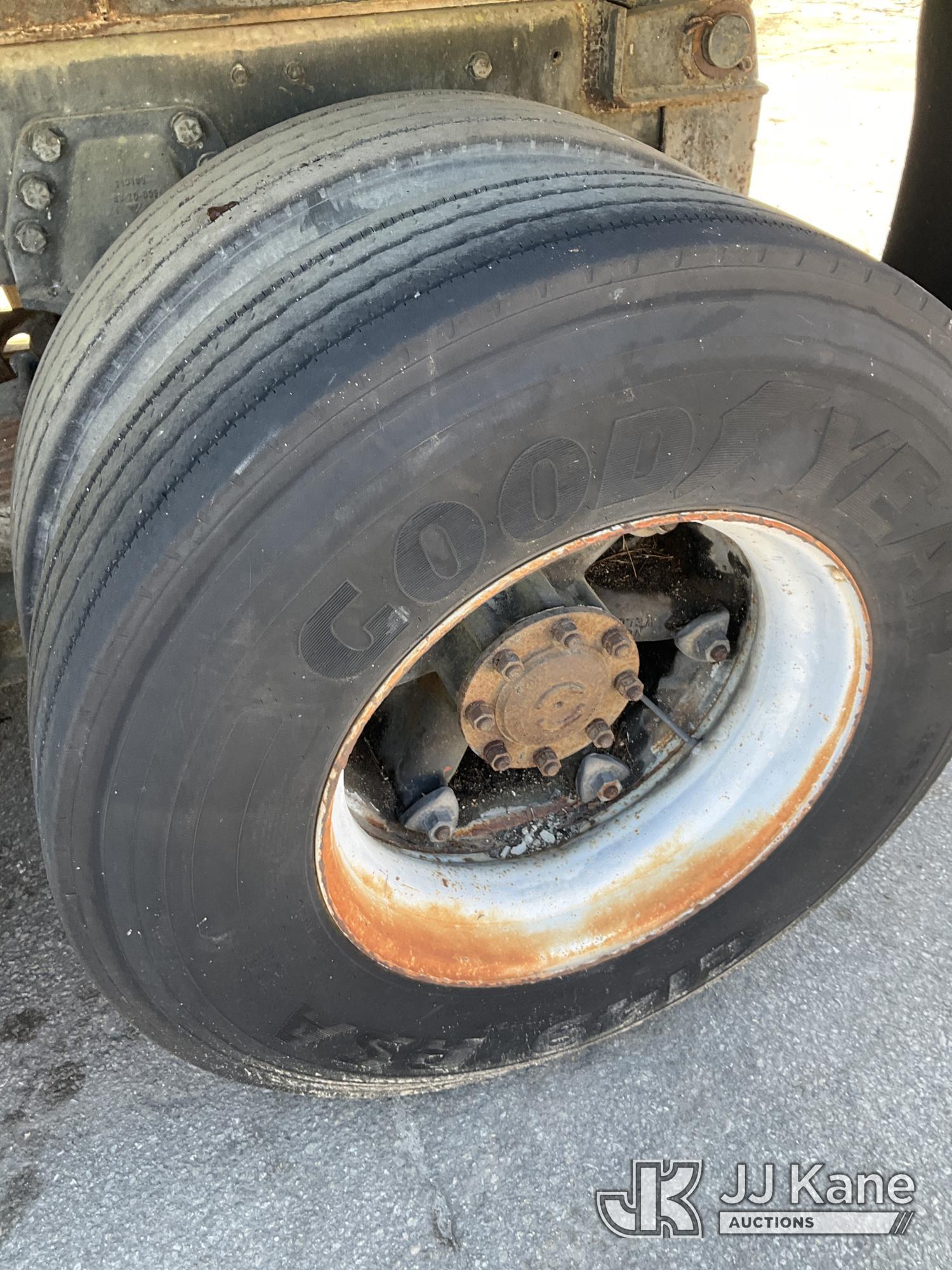 (Ocala, FL) 1989 Ford LNT8000F T/A Dump Truck Not Running, Condition Unknown, Body & Paint Damage