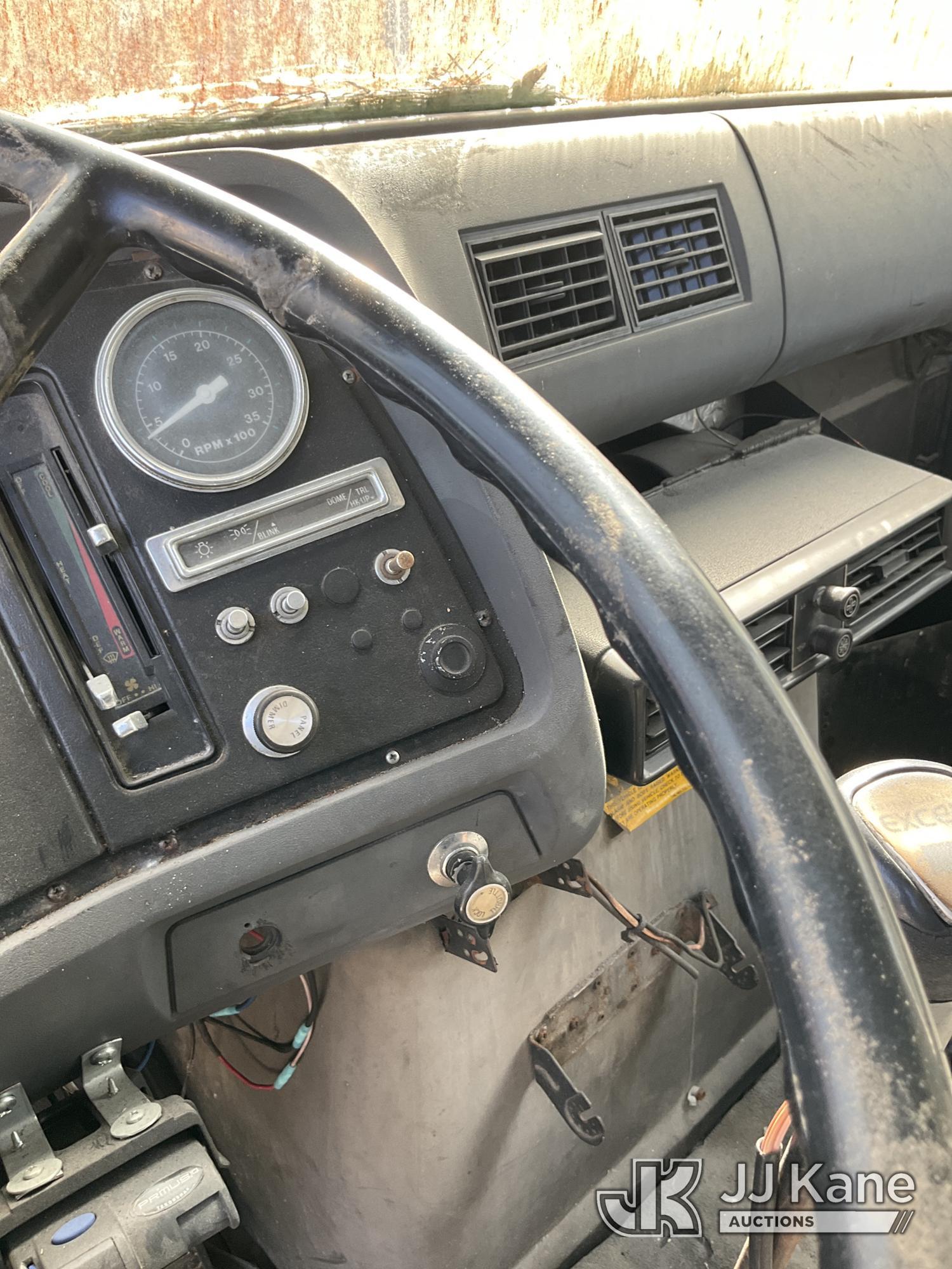 (Ocala, FL) 1989 Ford LNT8000F T/A Dump Truck Not Running, Condition Unknown, Body & Paint Damage