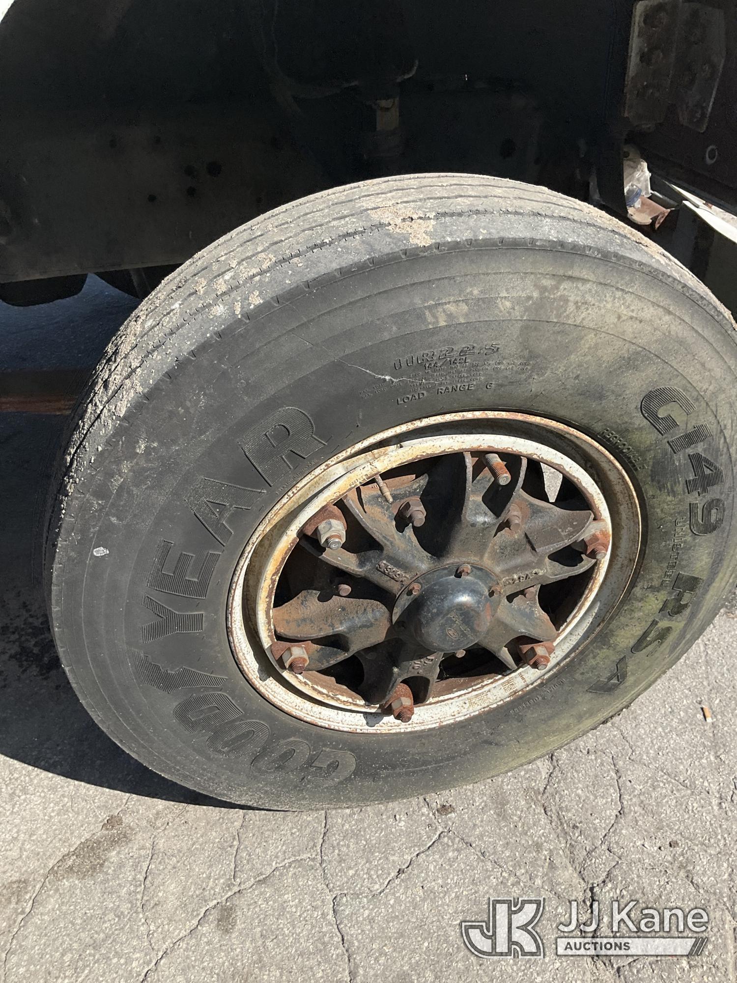 (Ocala, FL) 1989 Ford LNT8000F T/A Dump Truck Not Running, Condition Unknown, Body & Paint Damage