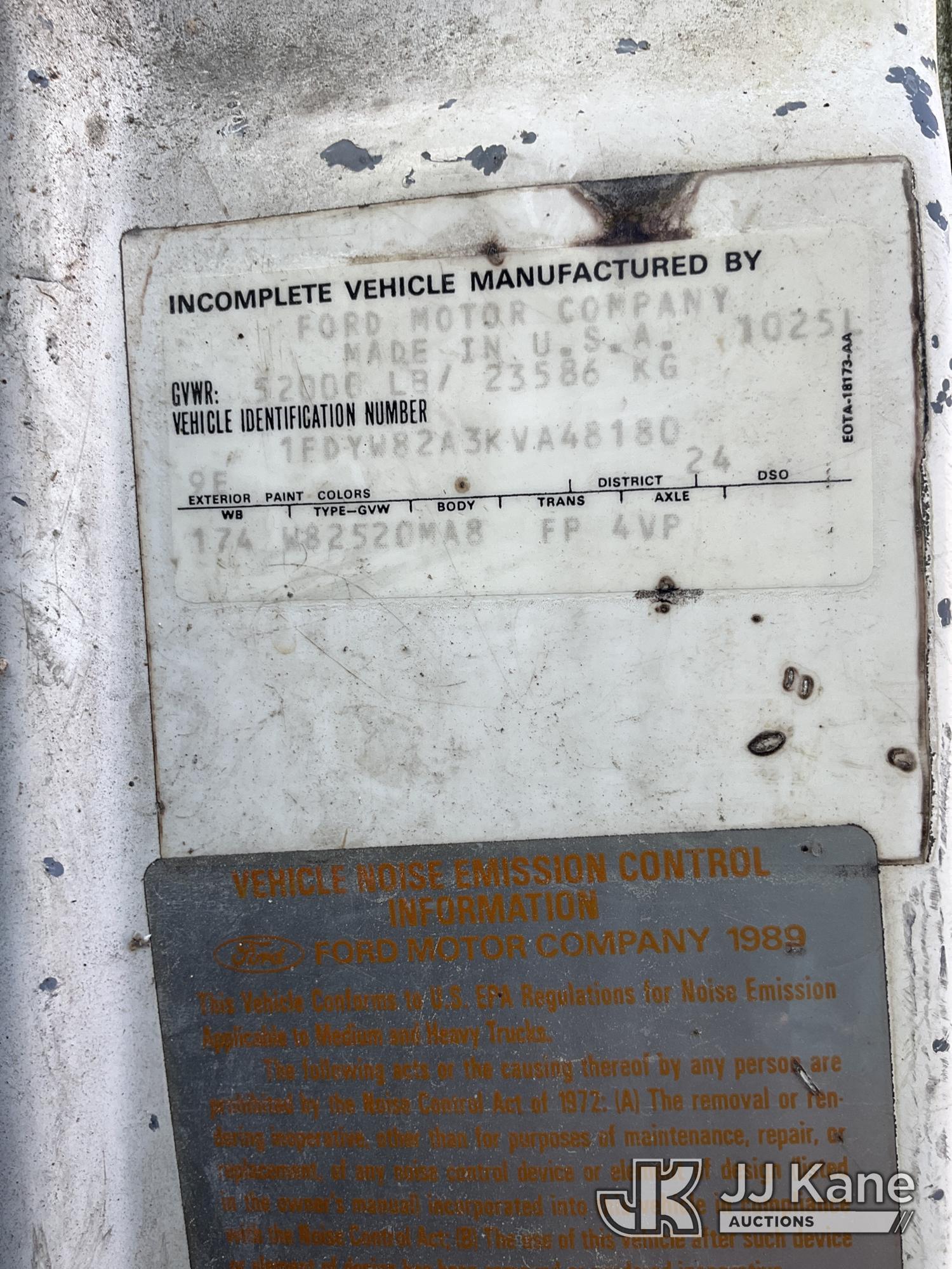 (Ocala, FL) 1989 Ford LNT8000F T/A Dump Truck Not Running, Condition Unknown, Body & Paint Damage