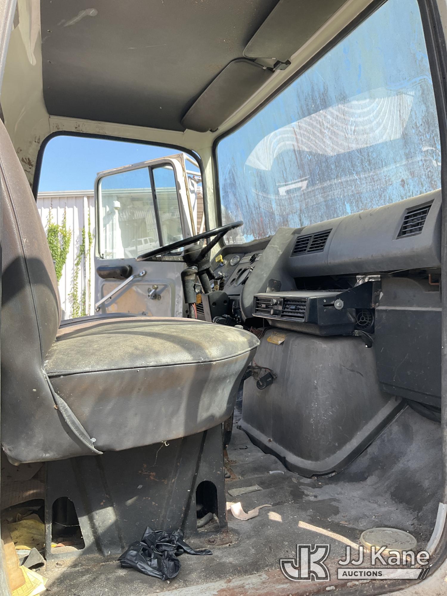 (Ocala, FL) 1989 Ford LNT8000F T/A Dump Truck Not Running, Condition Unknown, Body & Paint Damage