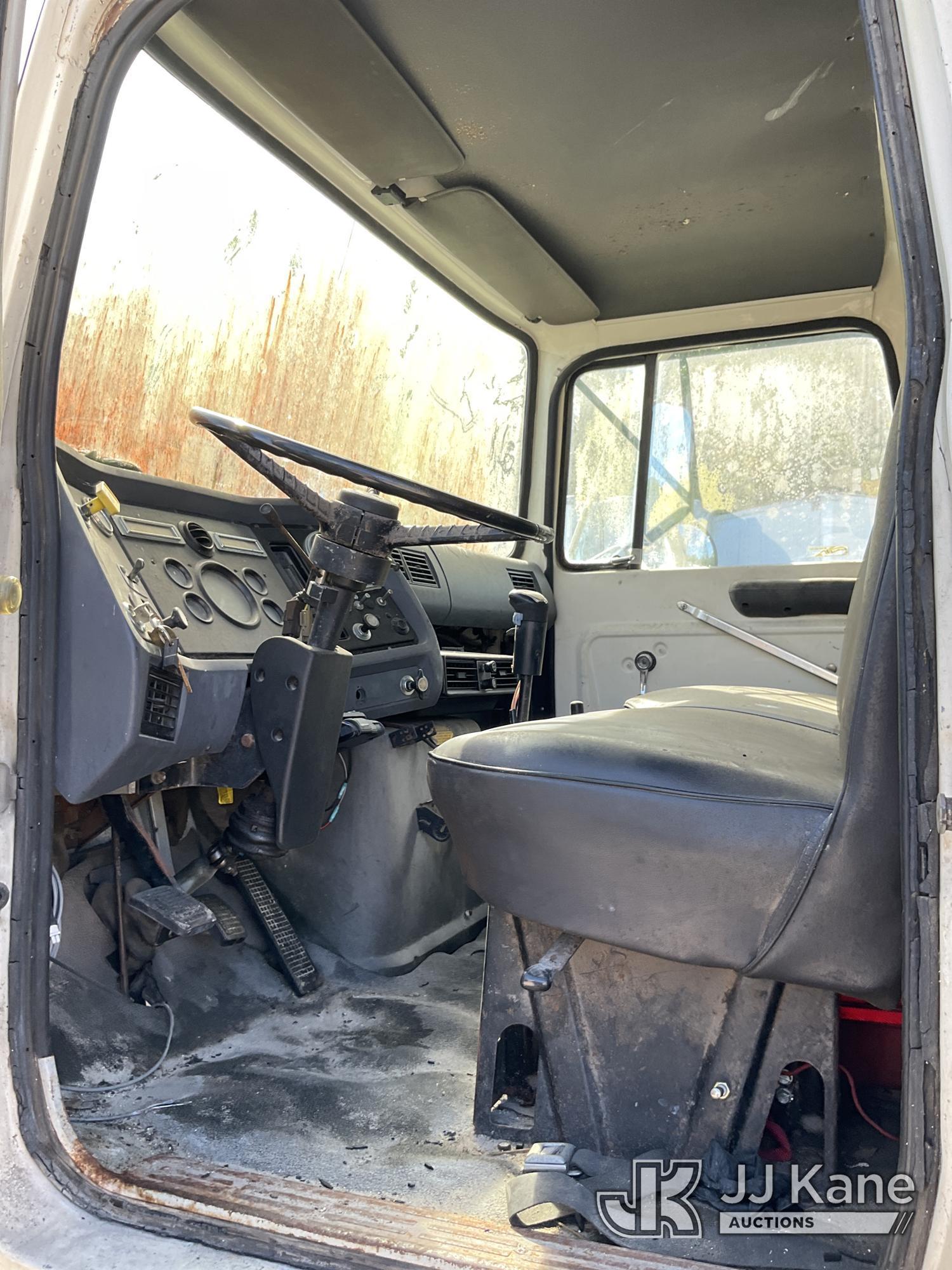(Ocala, FL) 1989 Ford LNT8000F T/A Dump Truck Not Running, Condition Unknown, Body & Paint Damage