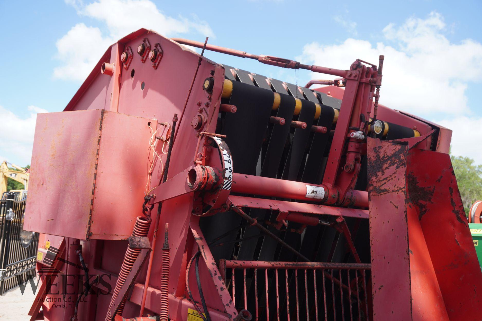 MF 1560 BALER