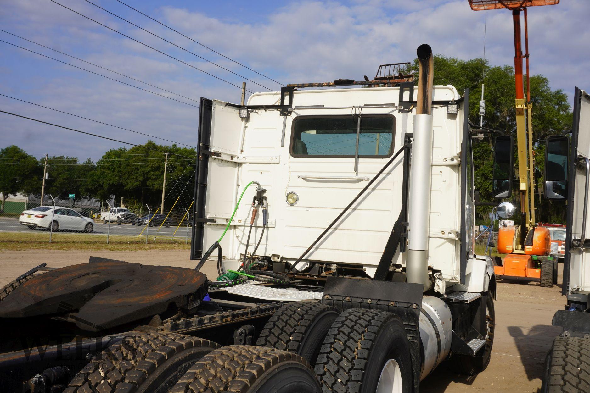 VOLVO SEMI (R)