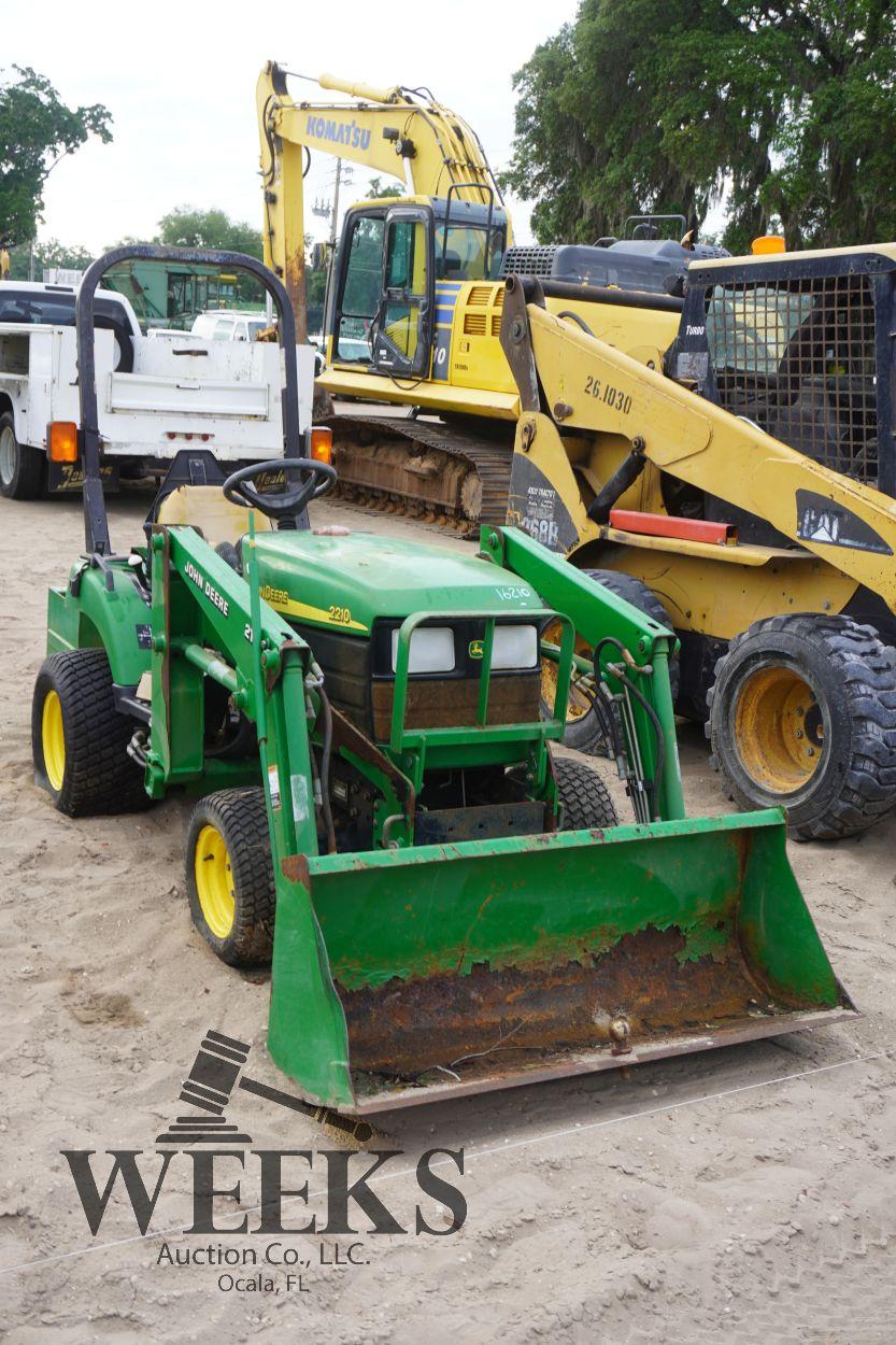 JOHN DEERE 2210 W/LOADER