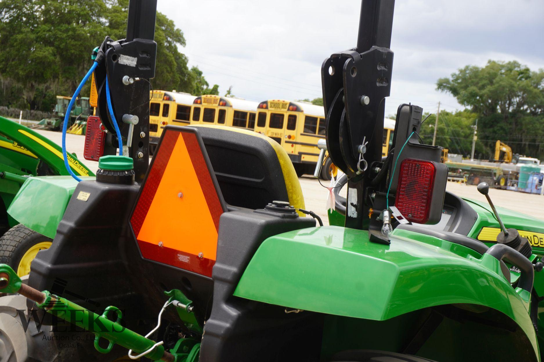 JOHN DEERE 3025D W/BUCKET