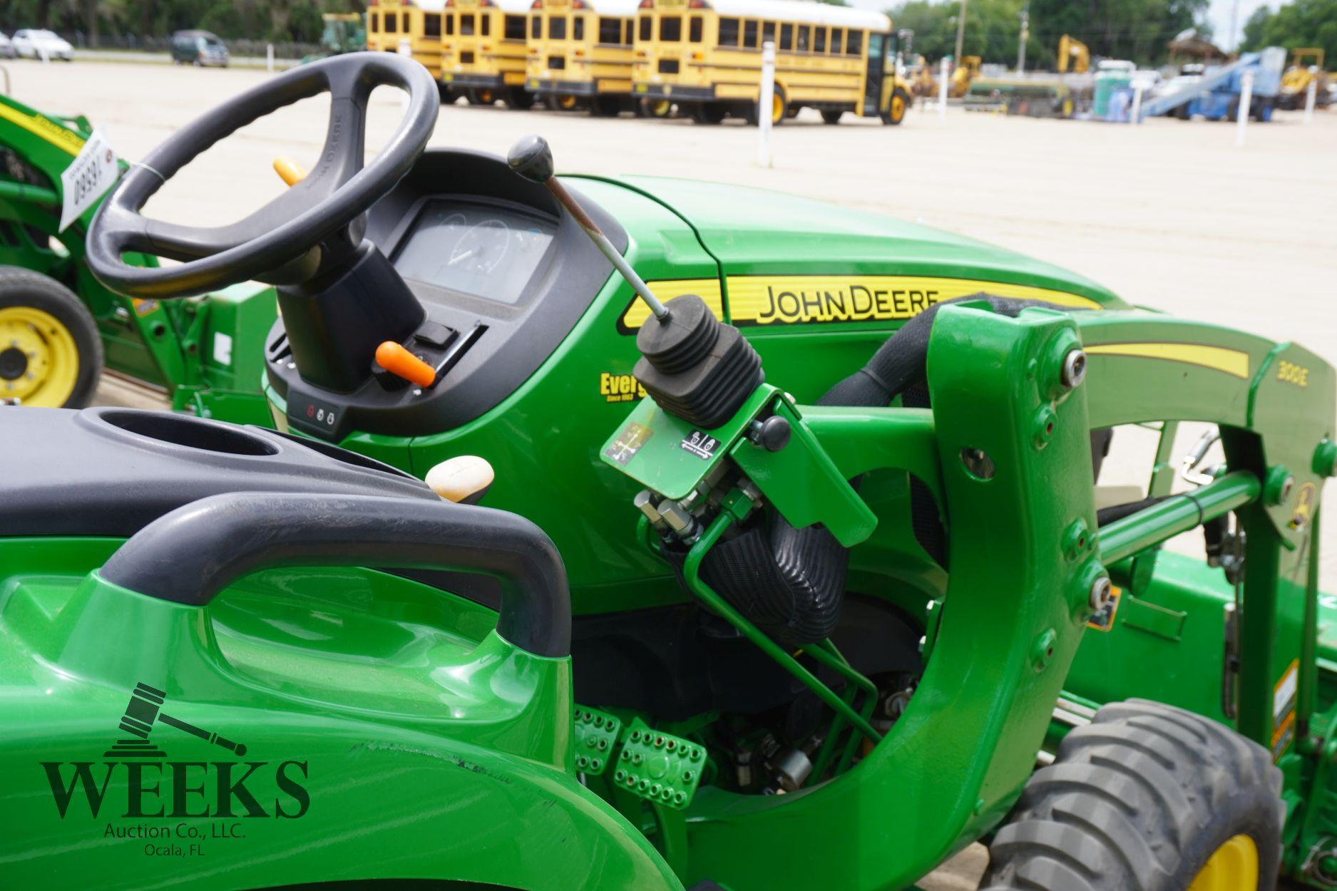 JOHN DEERE 3025D W/BUCKET