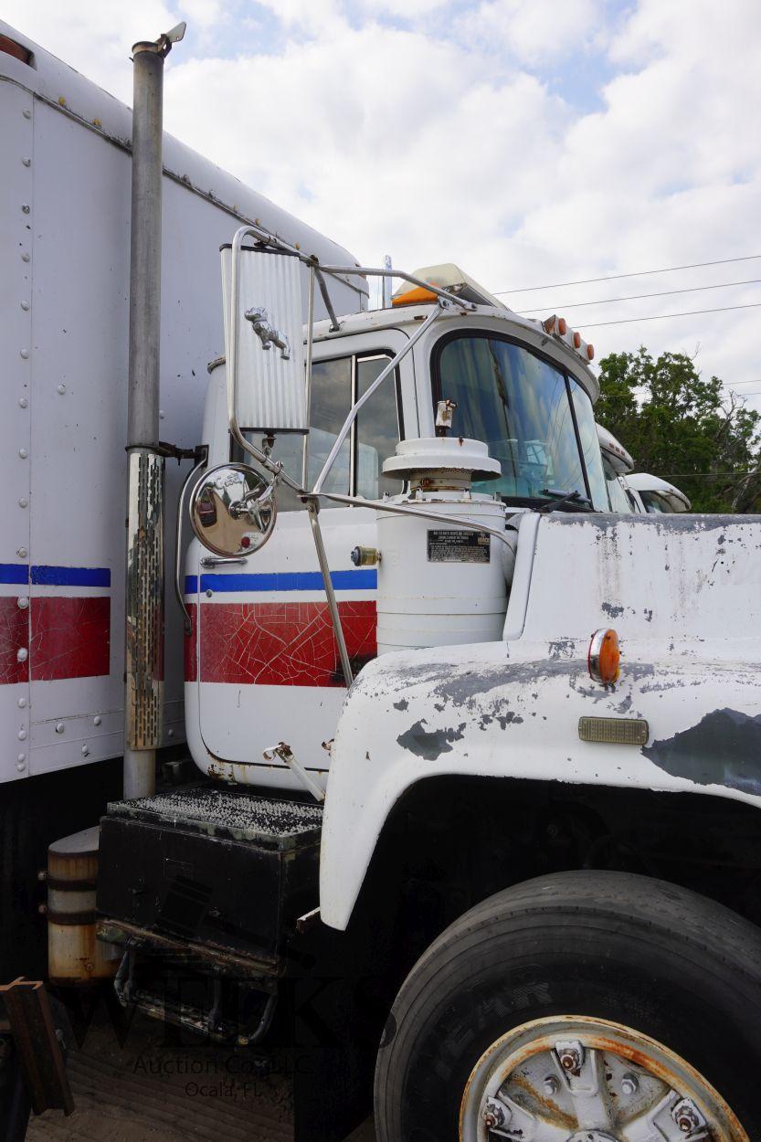 MACK BOX TRUCK