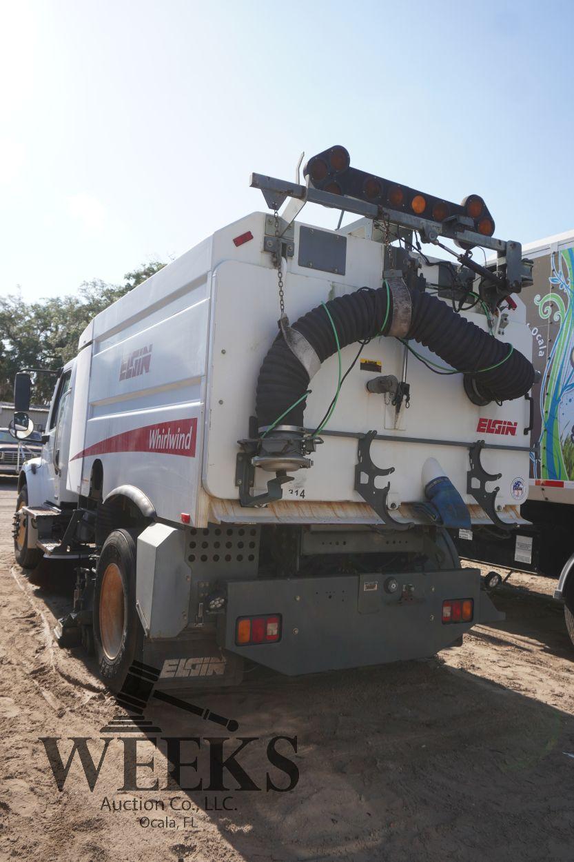 FREIGHTLINER W/SWEEPER