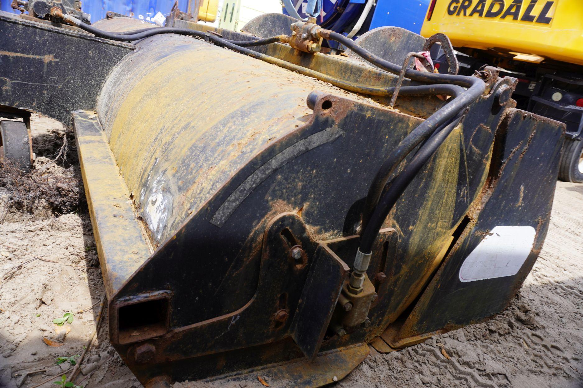 SWEEPER ATTACH FOR LOADER