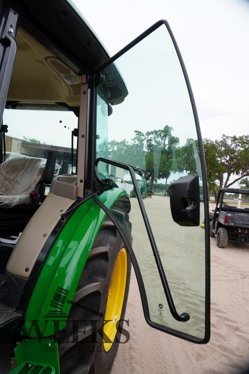 JOHN DEERE 5075E W/LOADER
