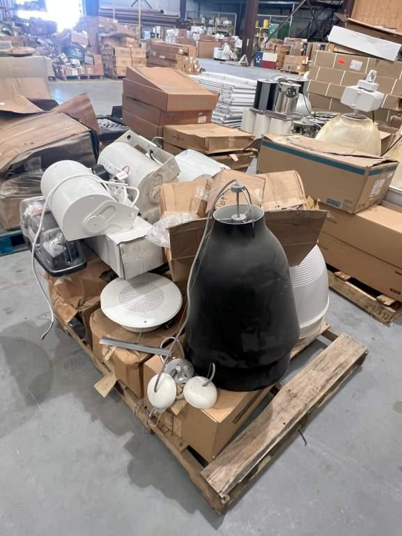 PALLET OF ASSORTED LIGHTING FIXTURES