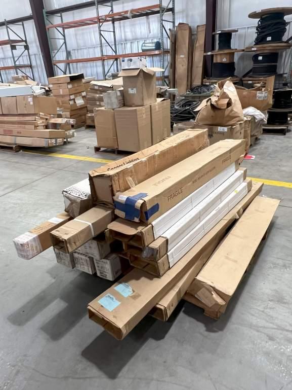 PALLET OF ASSORTED LIGHTING FIXTURES