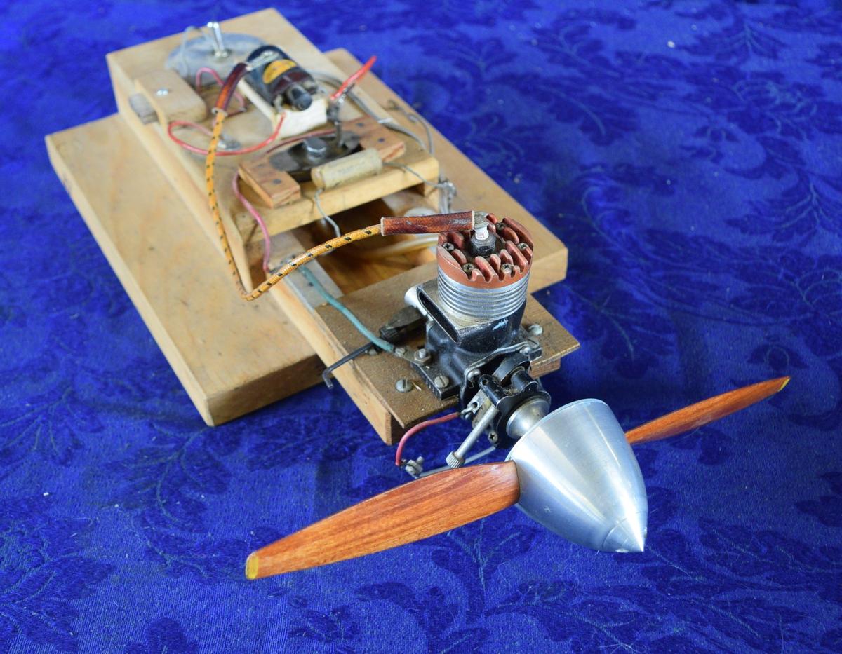 VINTAGE MODEL AIRPLANE TEST BOARD