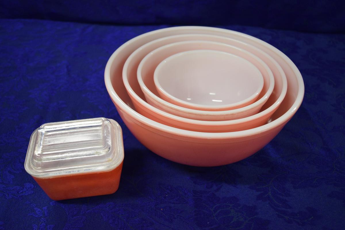 VINTAGE PINK PYREX BOWL SET!