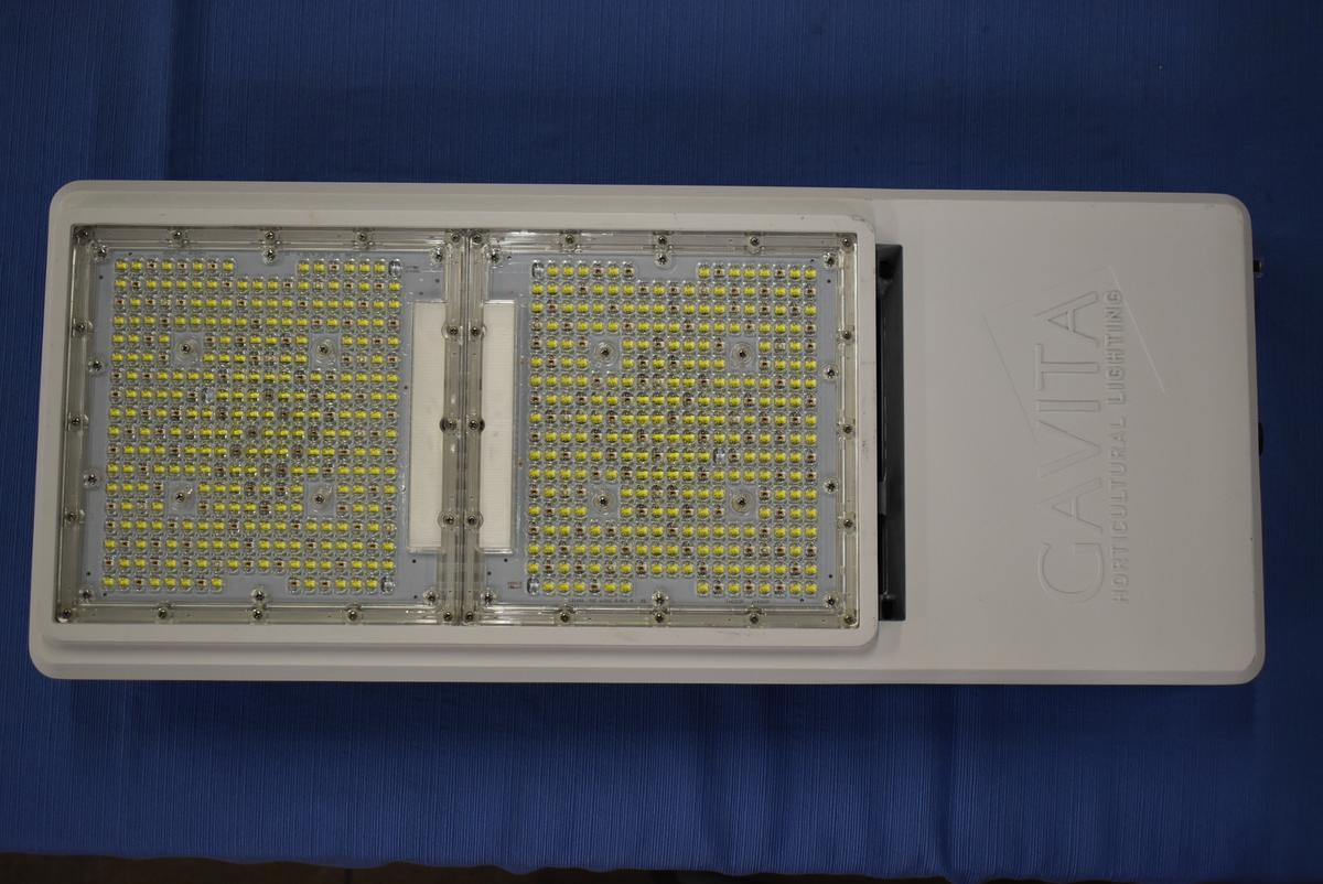 GAVITA LED GROW LIGHTS!! NO BOX. LOT 3-2