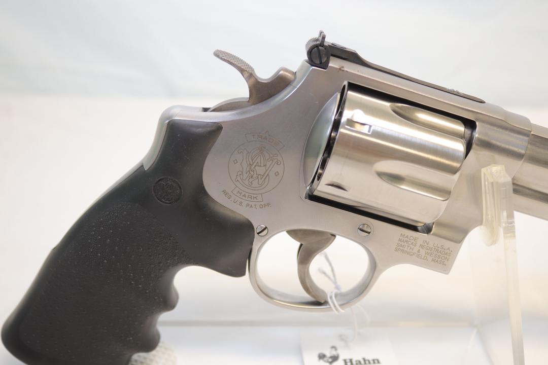 SMITH & WESSON 44 MAG REVOLVER, MODEL 629 CLASSIC, 6" BARREL WITH HARD CASE
