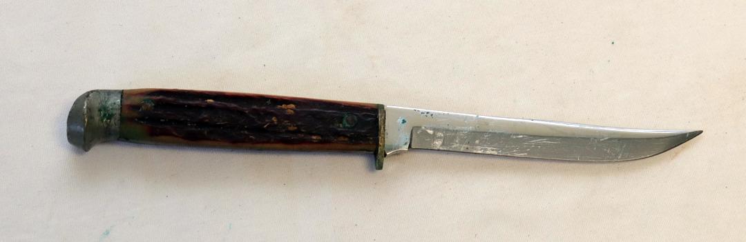 (2) CASE POCKET STEELS, A CASE PETITE HUNTING KNIFE W/ SHEATH, 2 CASE FOLDE