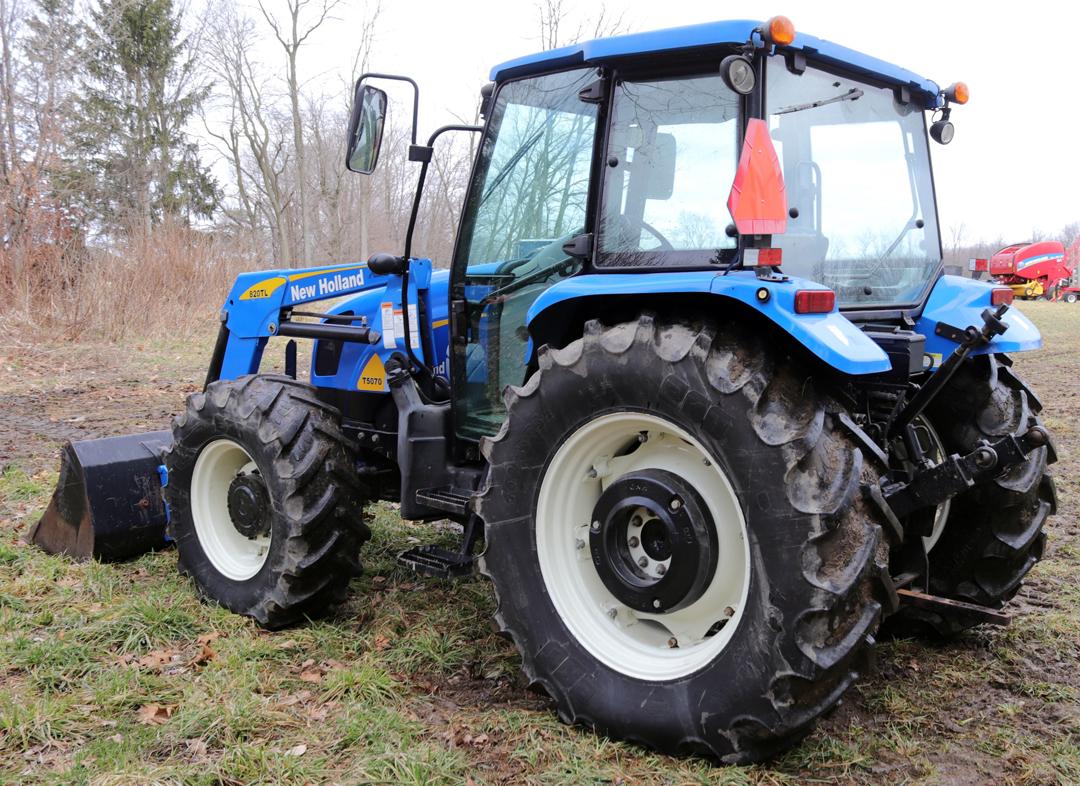 NEW HOLLAND MODEL T5070 W/ NEW HOLLAND 820 TL LOADER 80” MATERIAL BUCKET 460-85R34 GOOD REAR RUBBER