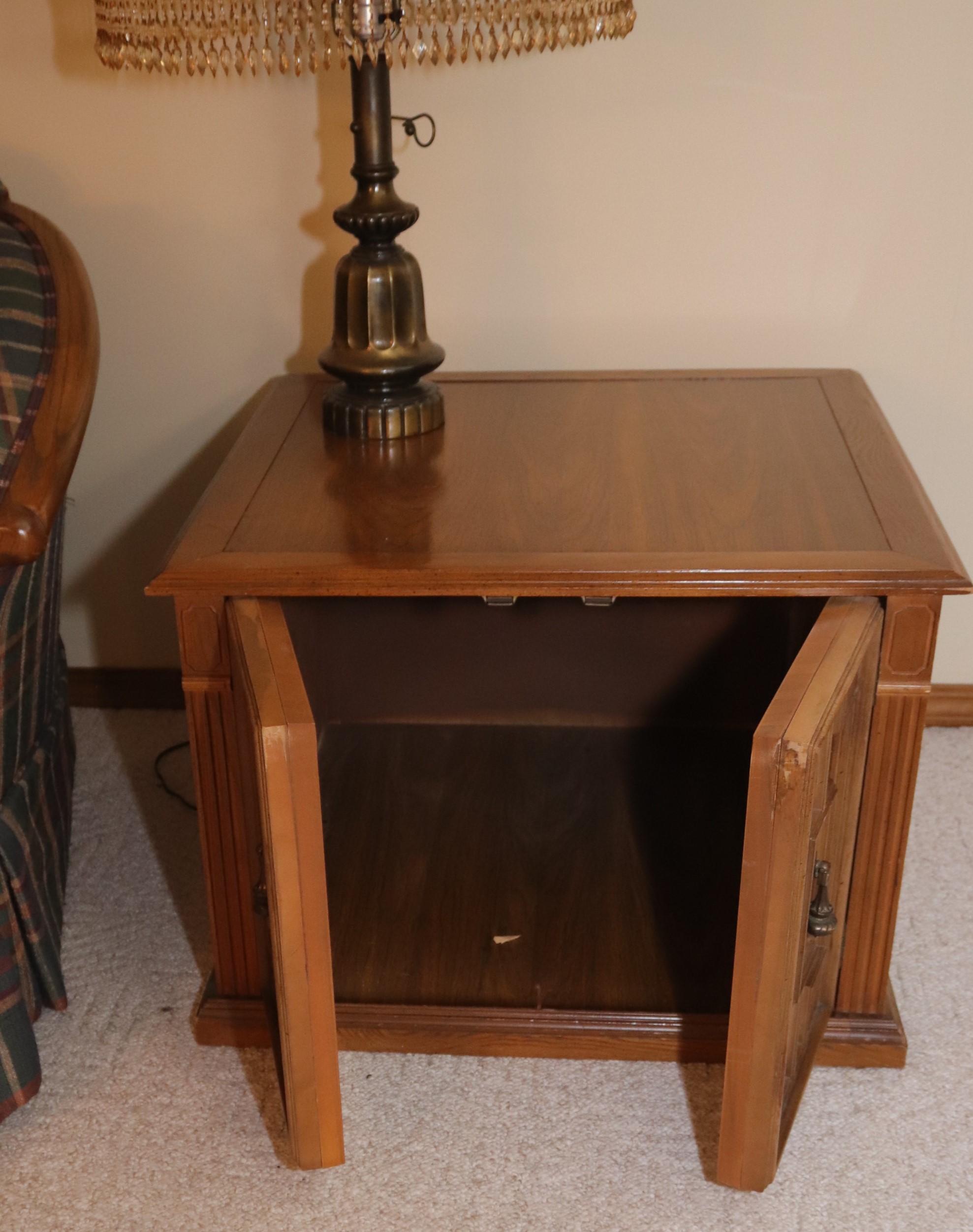 (3) Matching end tables, (2) lamps and other misc. décor