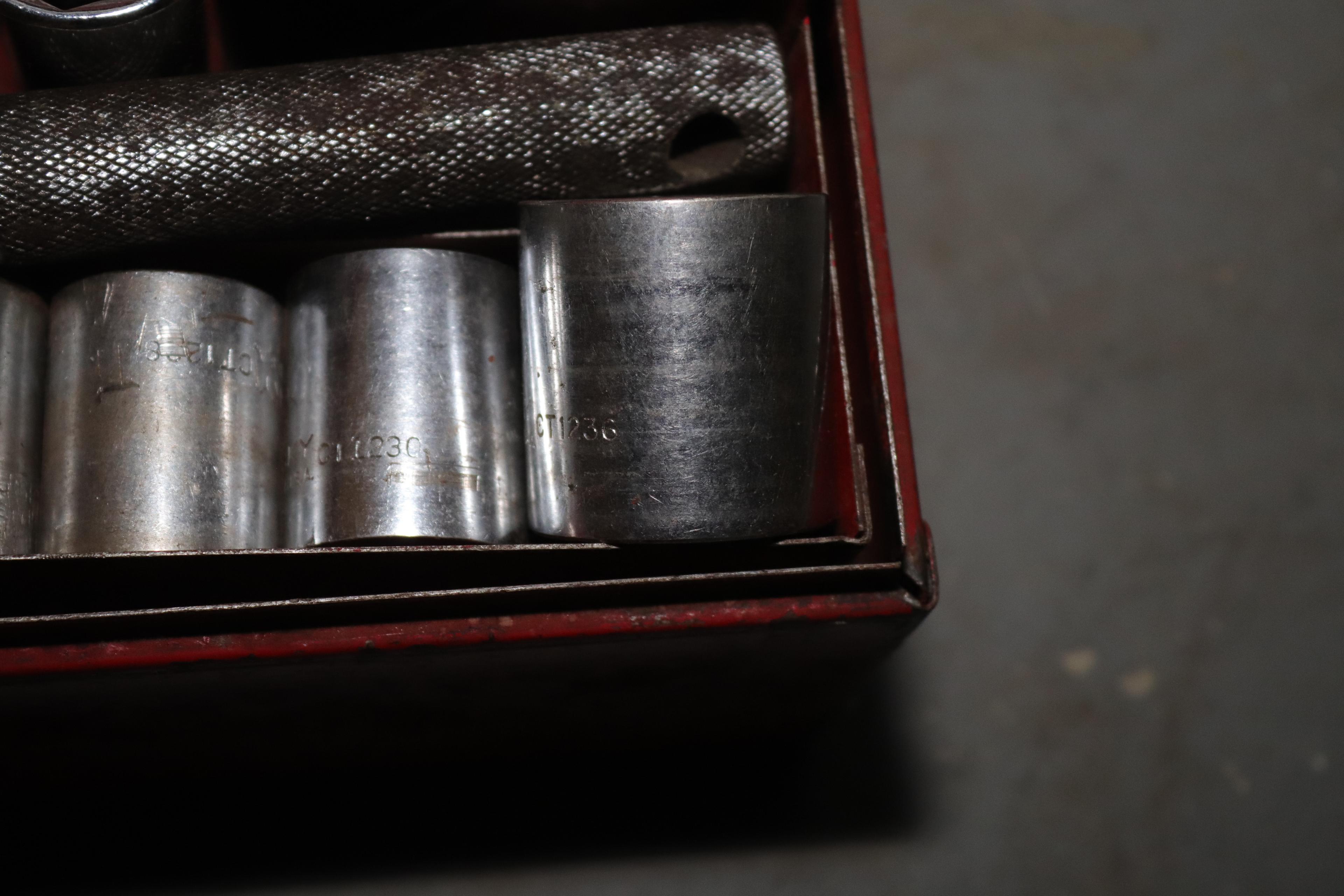 Husky ratchet and socket set and Anthes Truckflar road flare set