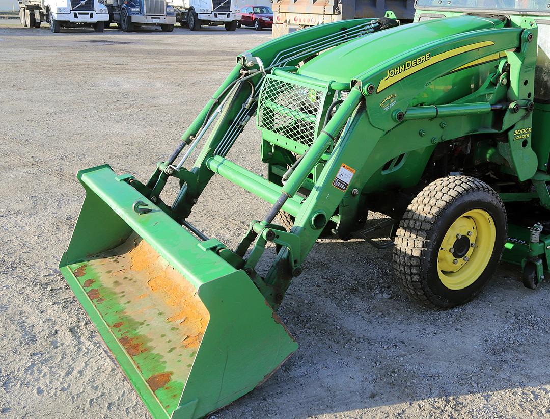 JOHN DEERE 3320 UTILITY TRACTOR