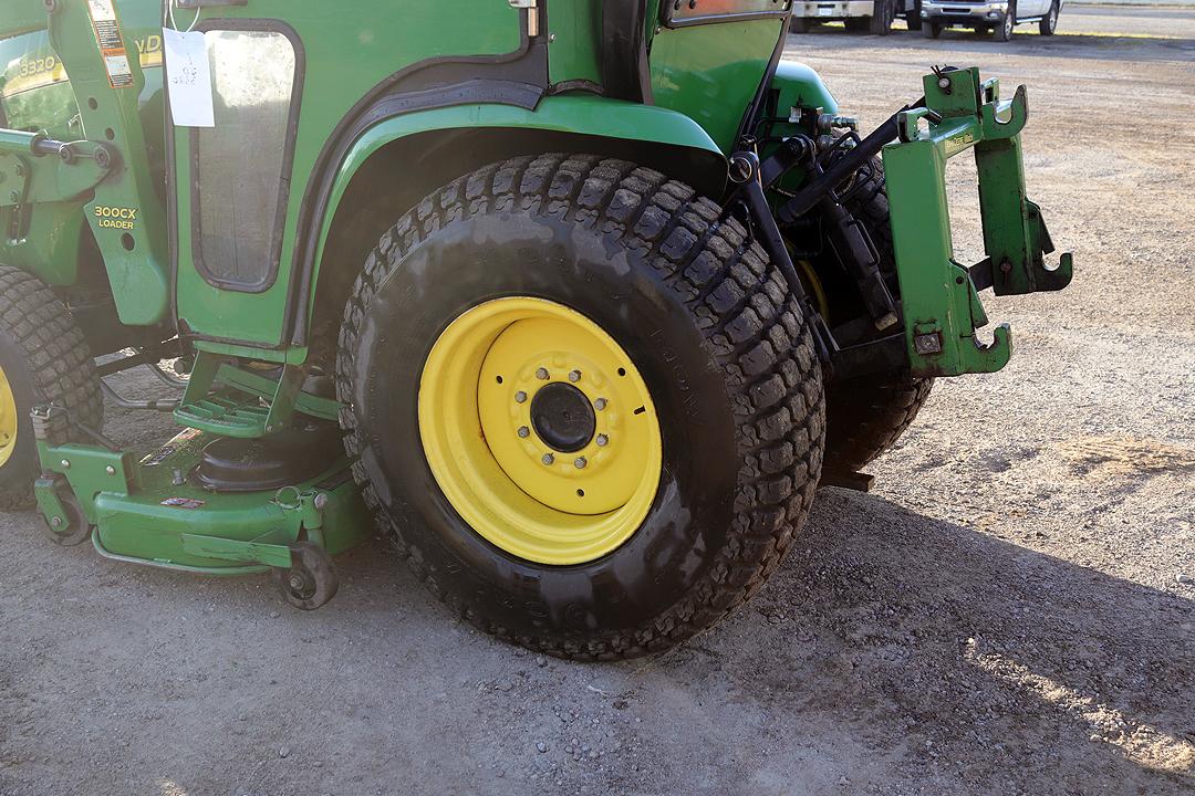 JOHN DEERE 3320 UTILITY TRACTOR