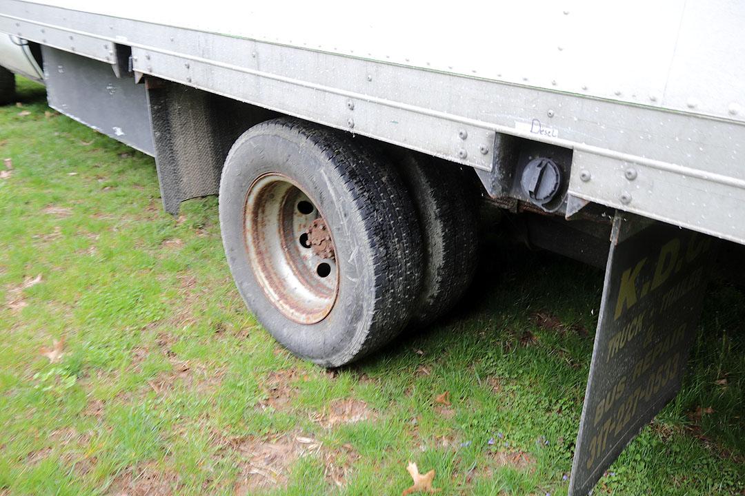 2001 Ford Cutaway E350 Super Duty Box Truck w/Cleaning System